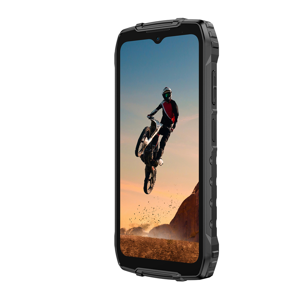 Motocyklista skacze na motocyklu w powietrzu, w tle pustynny krajobraz.