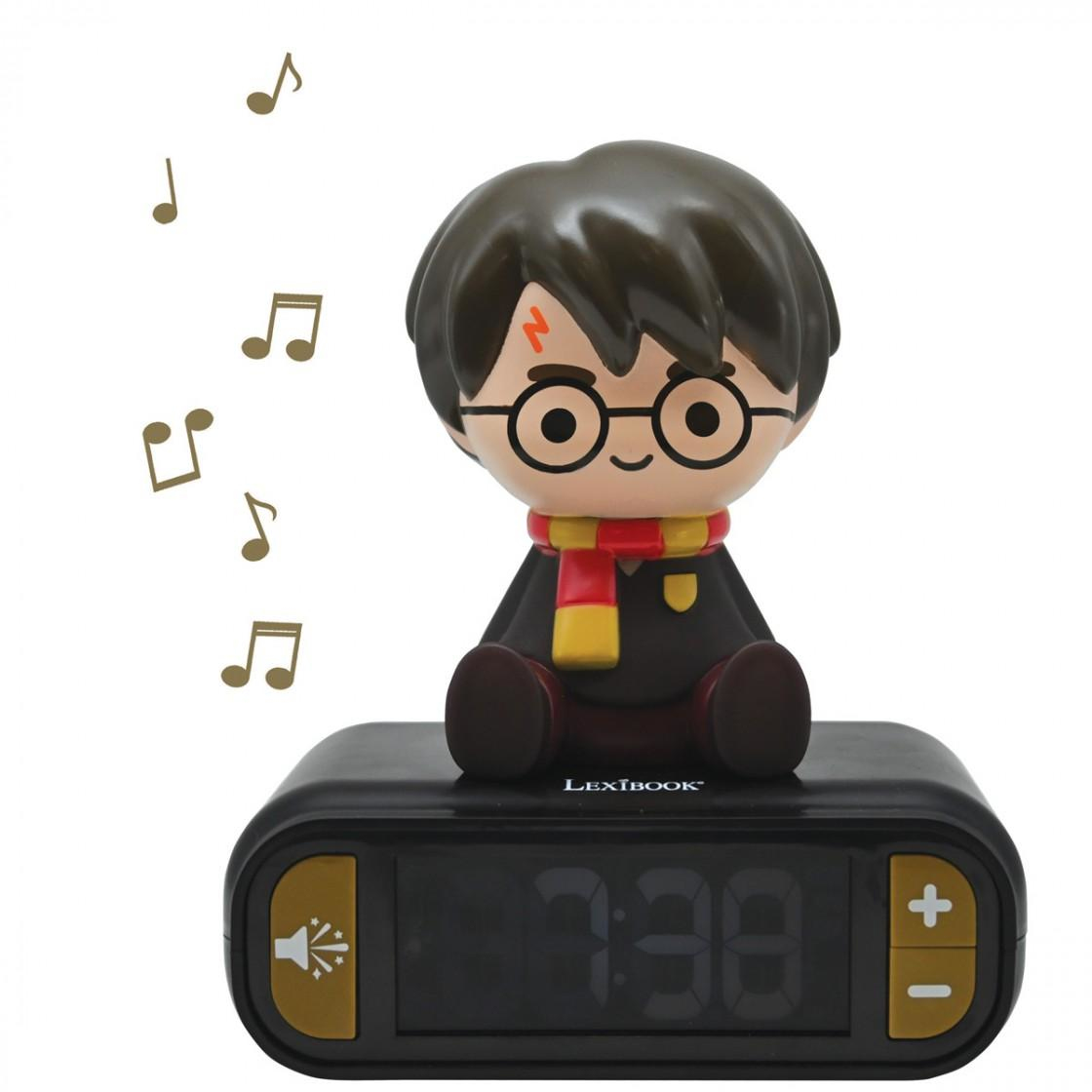 Eine Harry-Potter-Figur sitzt auf einem schwarzen Digitalwecker mit der Anzeige 7:38. Musiknoten schweben herum.