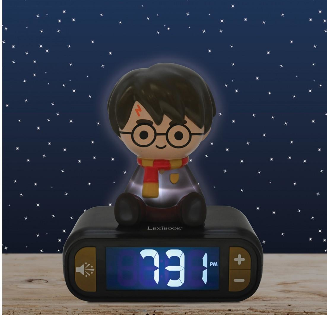Harry Potter Figur auf einem digitalen Wecker mit Sternenhimmel Hintergrund.