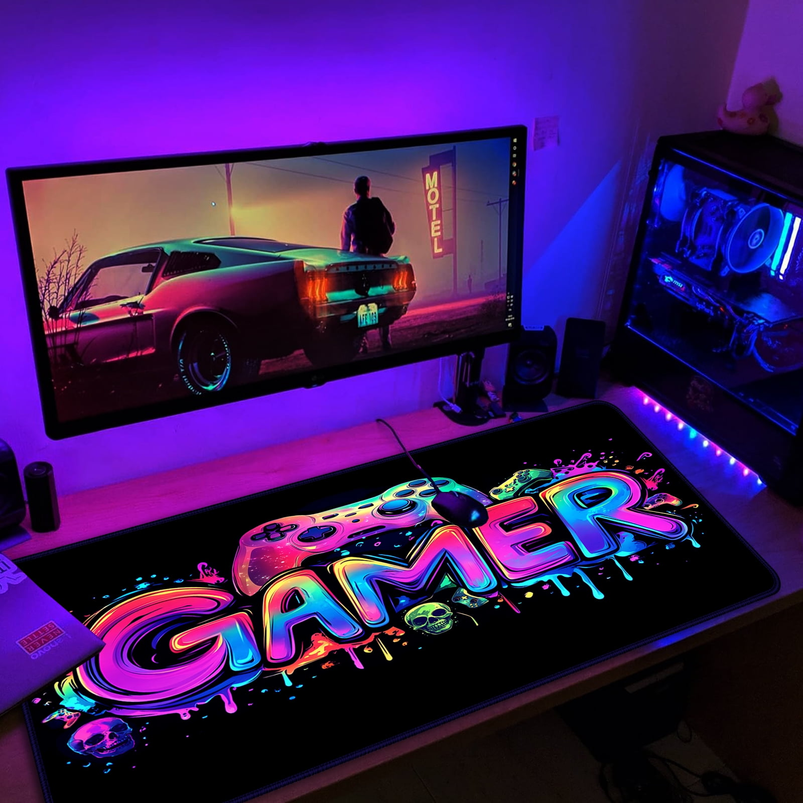Ein Gaming-Setup mit einem großen Mauspads mit bunter Schrift.