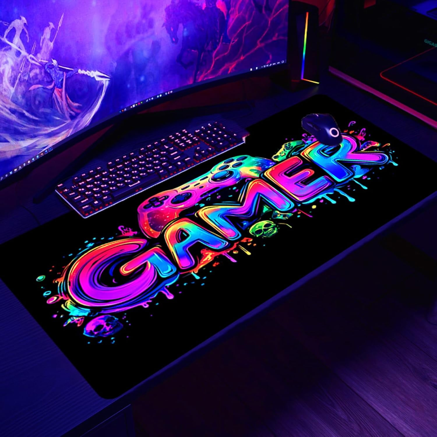 Eine Gaming-Maus und Tastatur auf einem Schreibtisch mit einem farbenfrohen "GAMER"-Design.
