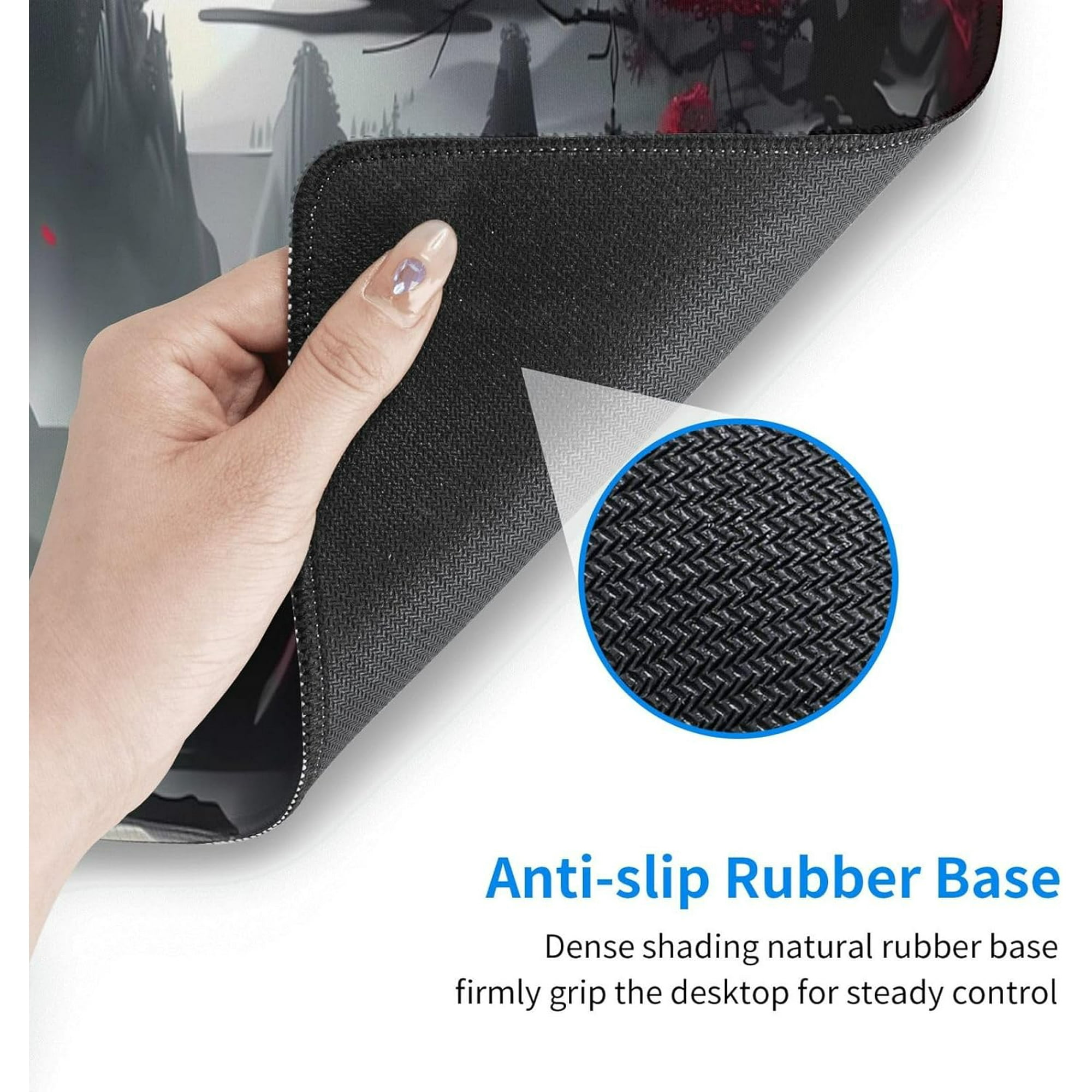Hand zeigt auf die Rückseite einer Mousepad mit rutschfester Gummiunterseite.