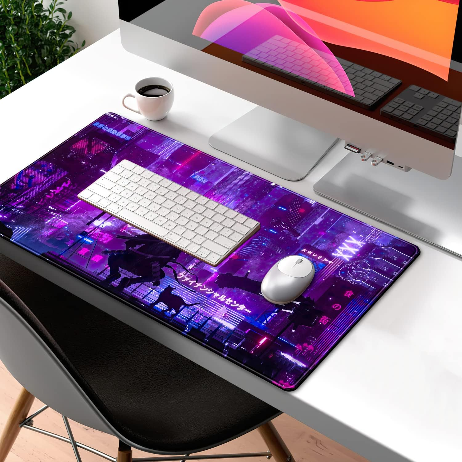 Eine Schreibtischunterlage mit Cyberpunk-Stadtmotiv, Tastatur, Maus und Kaffeetasse.