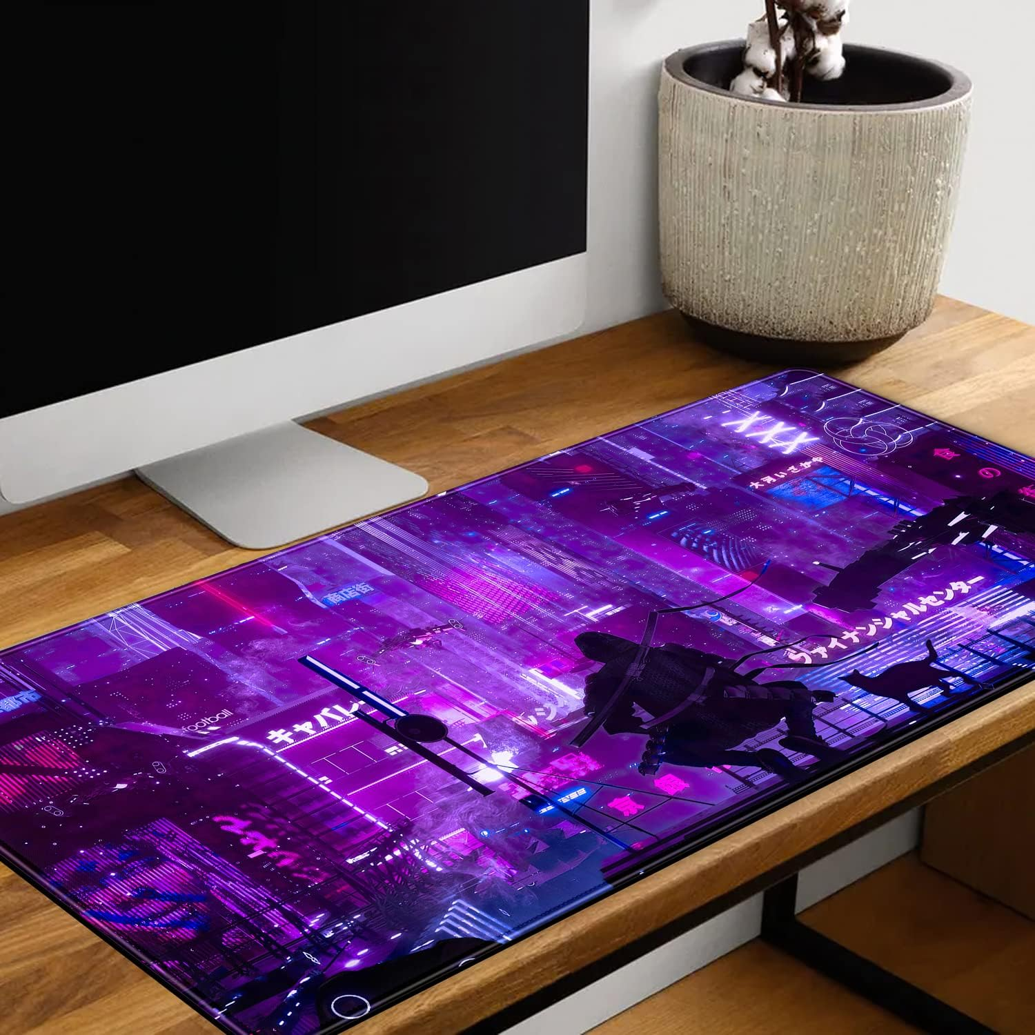 Cyberpunk-Szene mit Samurai, Katze und Neonlichtern auf einem Schreibtisch.