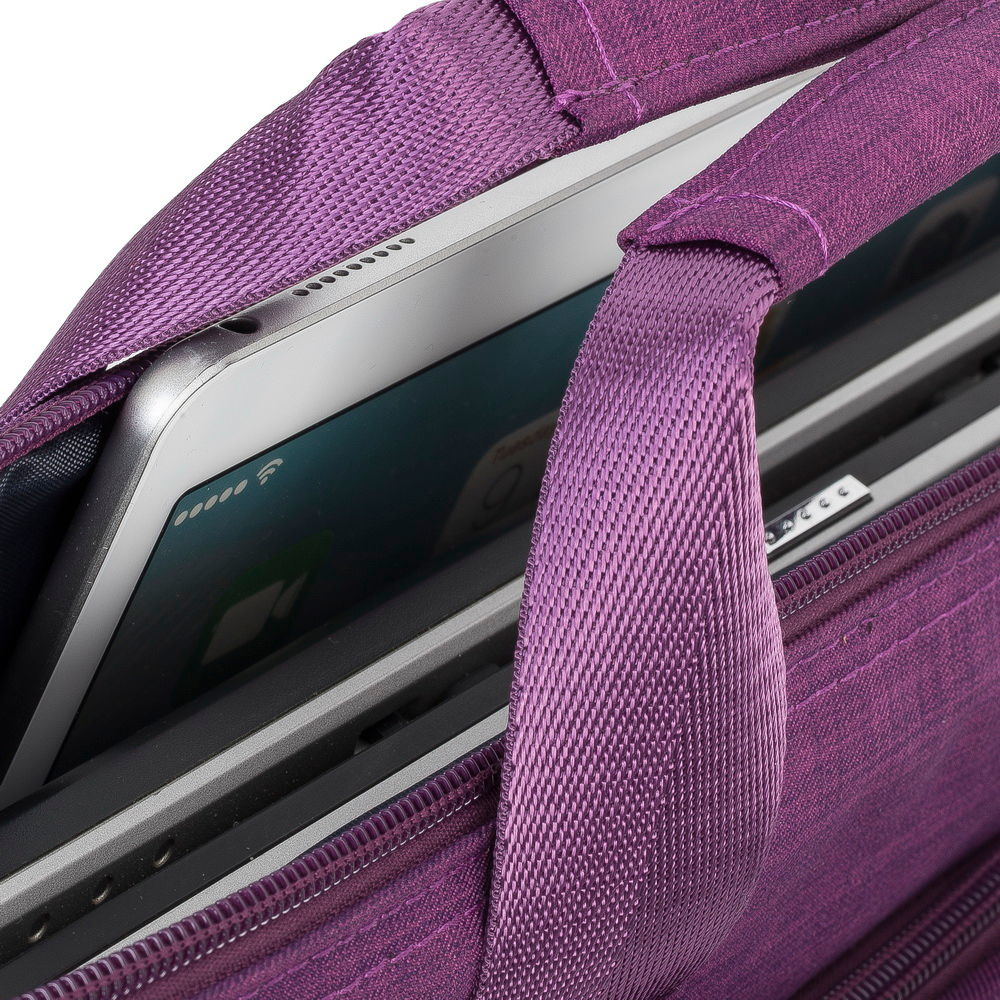 Ein violetter Laptop-Taschen-Griff über einem offenen Fach mit einem Tablet und Laptop.