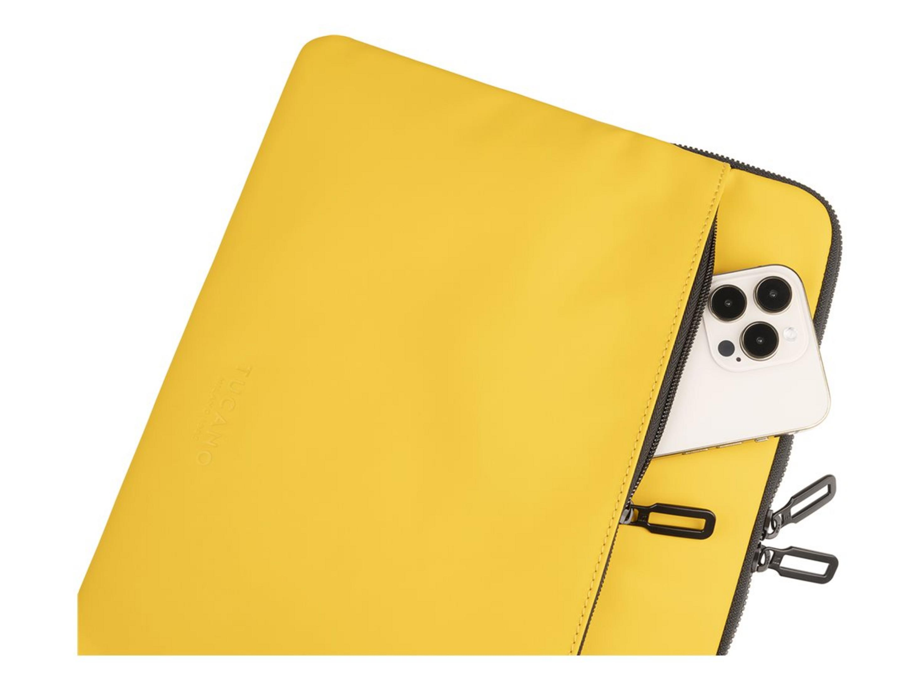 Ein gelbes Etui mit einem Smartphone, das teilweise herausragt. Schwarze Reißverschlüsse sind sichtbar.
