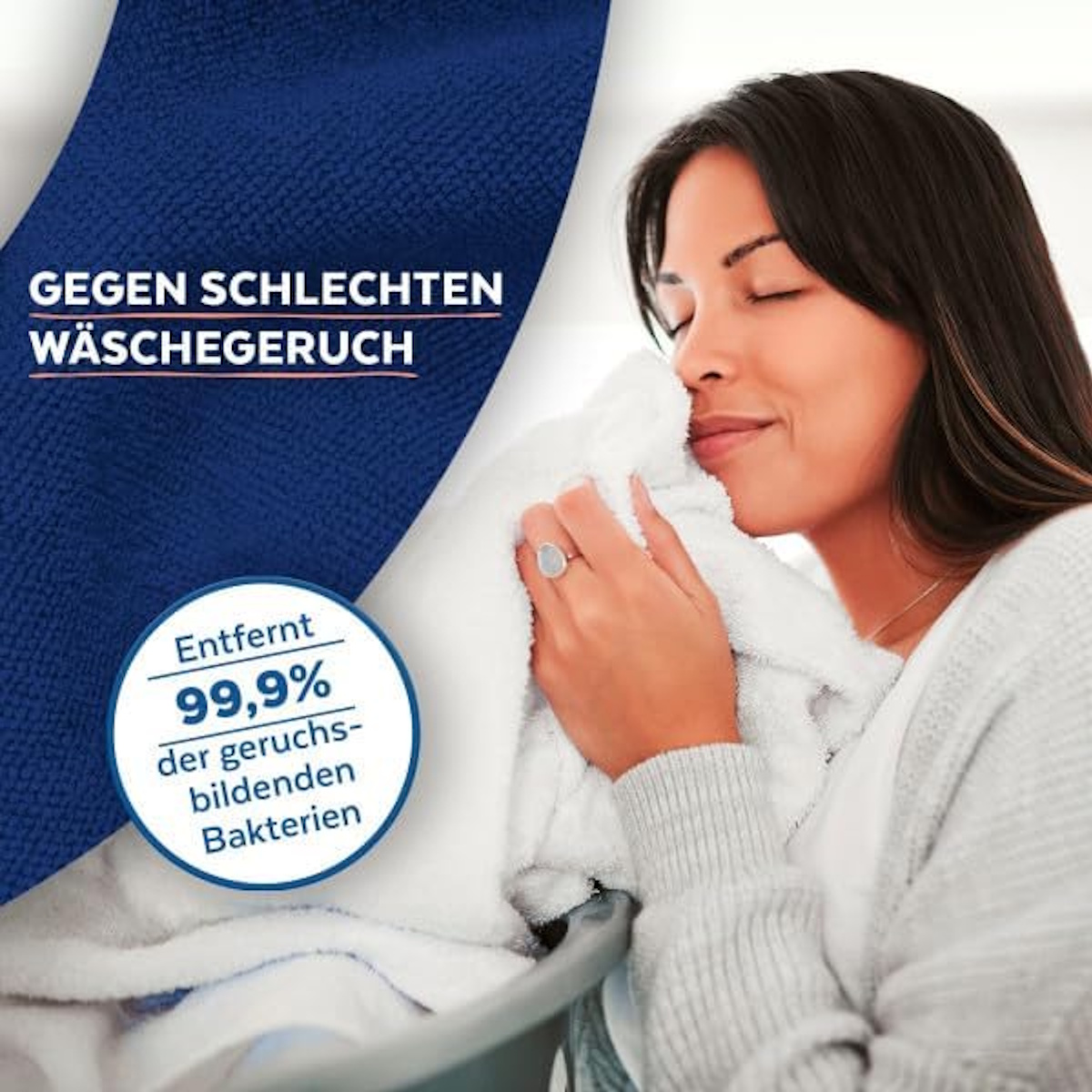 Frau riecht an einem weißen Handtuch. Blauer Hintergrund mit Text.
