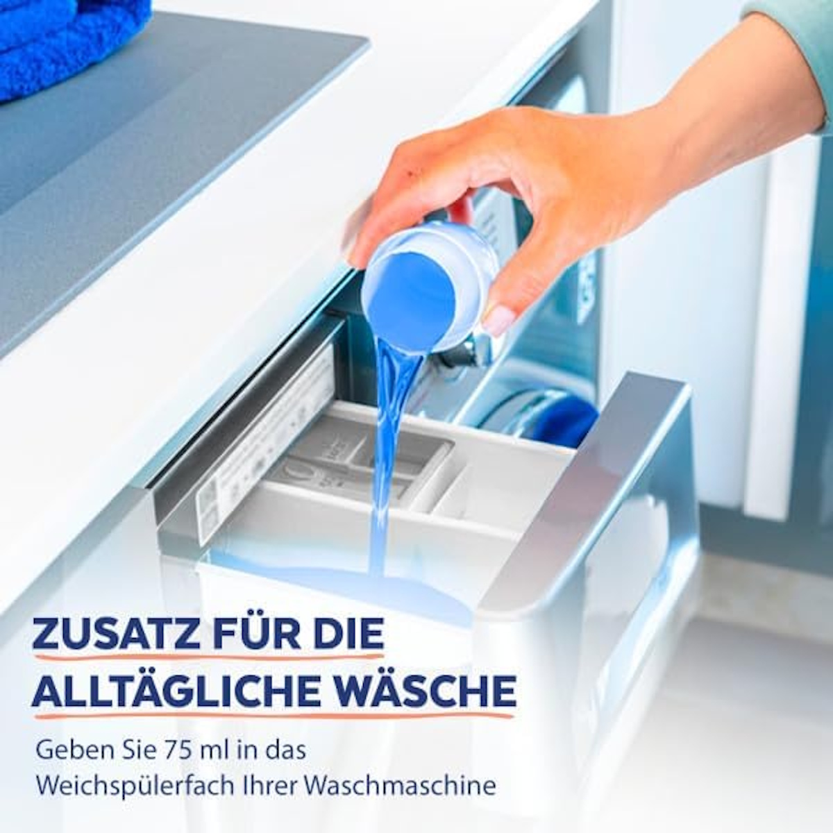 Eine Hand gießt blauen Weichspüler in eine Waschmaschine.