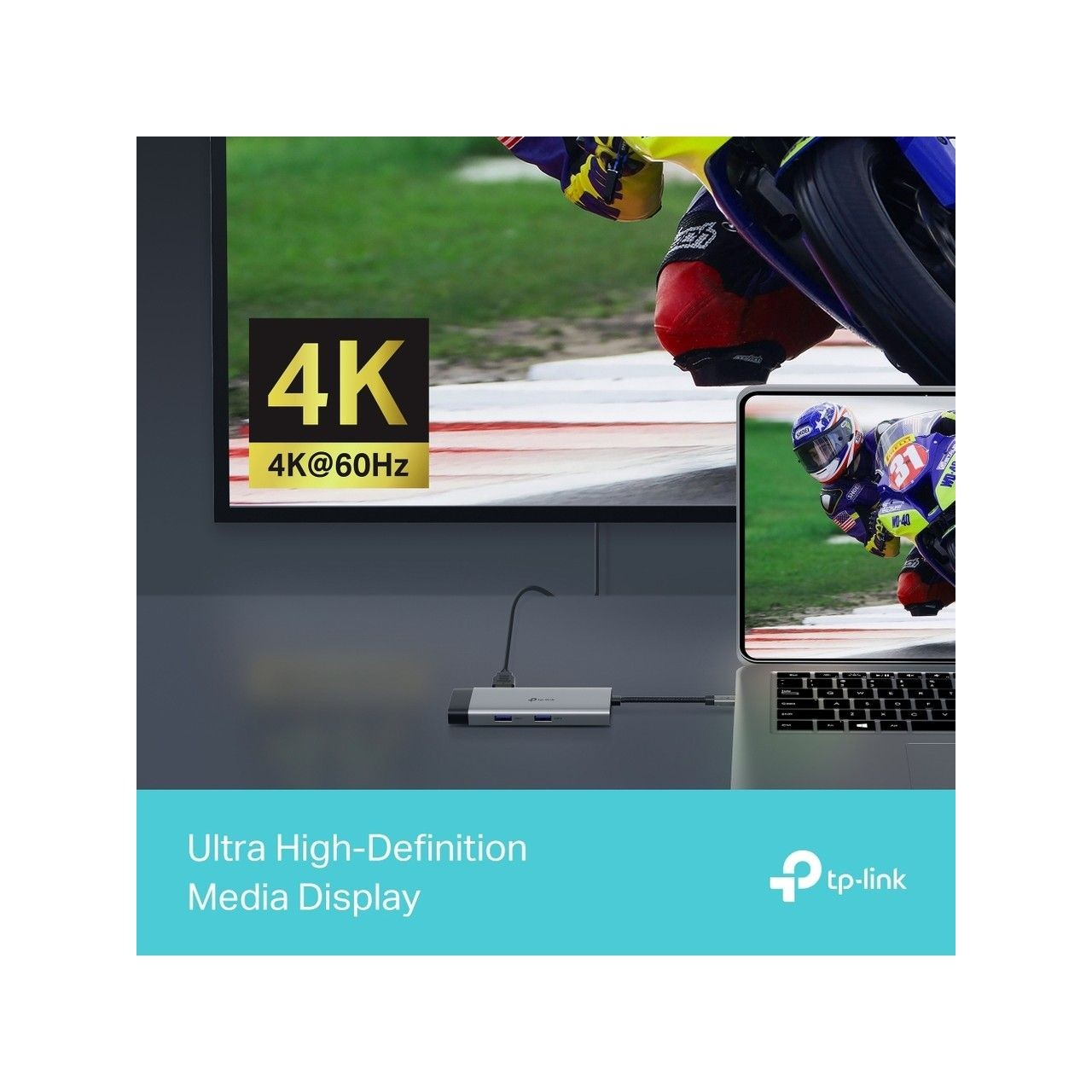 Laptop i duży ekran wyświetlają wyścigi motocyklowe. Łączy je hub USB-C.