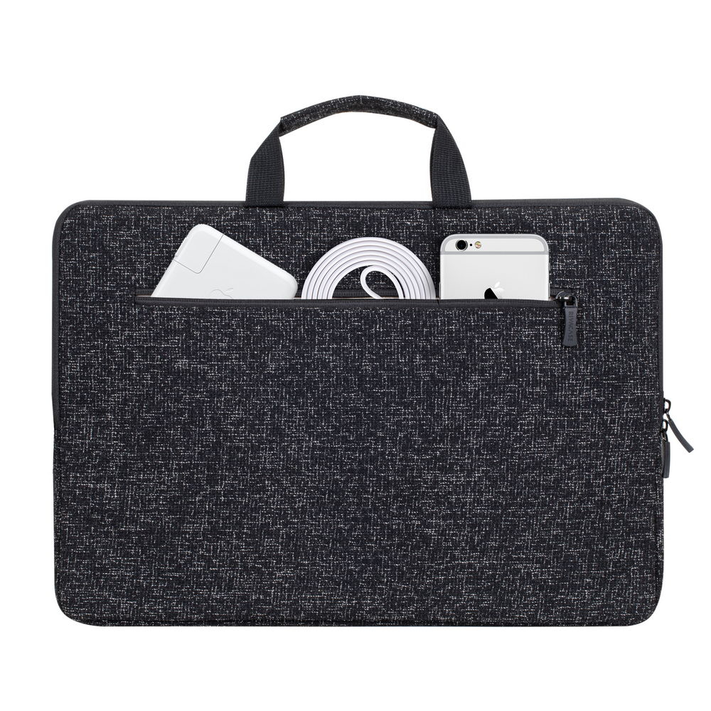 Borsa porta PC grigio scuro con tasca frontale contenente caricatore bianco, cavo bianco, telefono argentato.