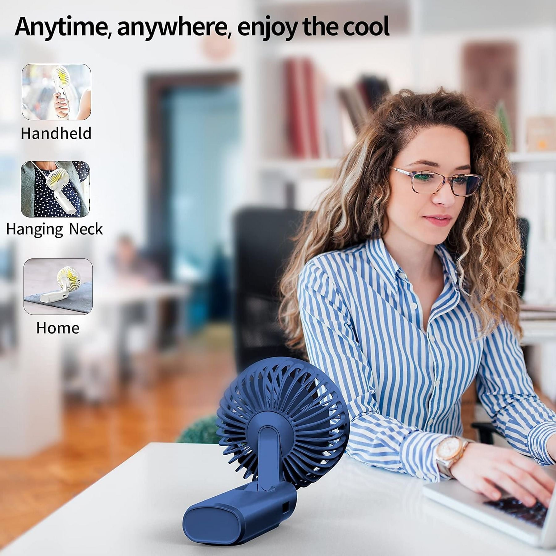 Eine Frau arbeitet am Laptop, ein blauer Ventilator steht auf dem Tisch.