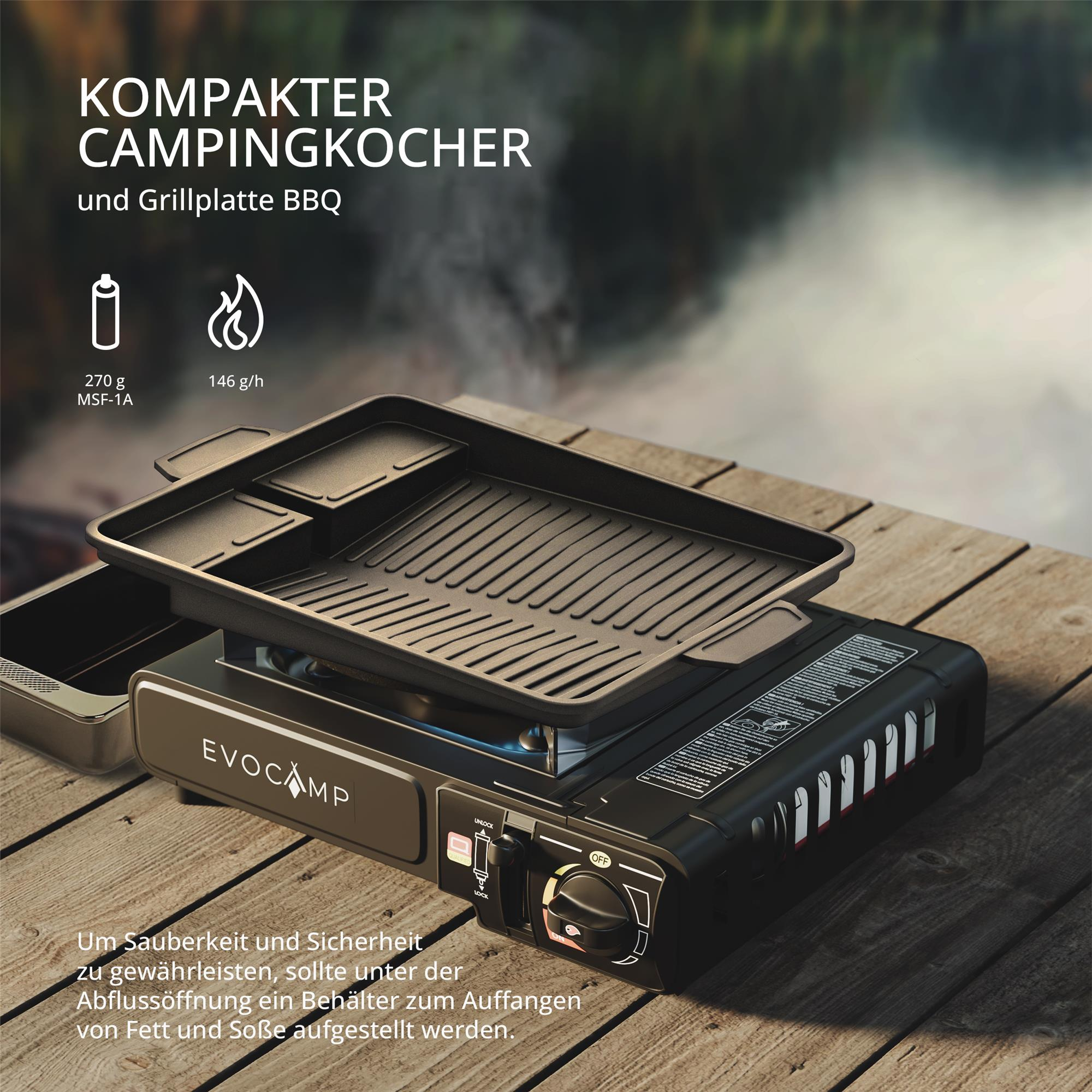 Kompakter Campingkocher mit Grillplatte auf Holztisch, mit Gasbehälter und Flamme.
