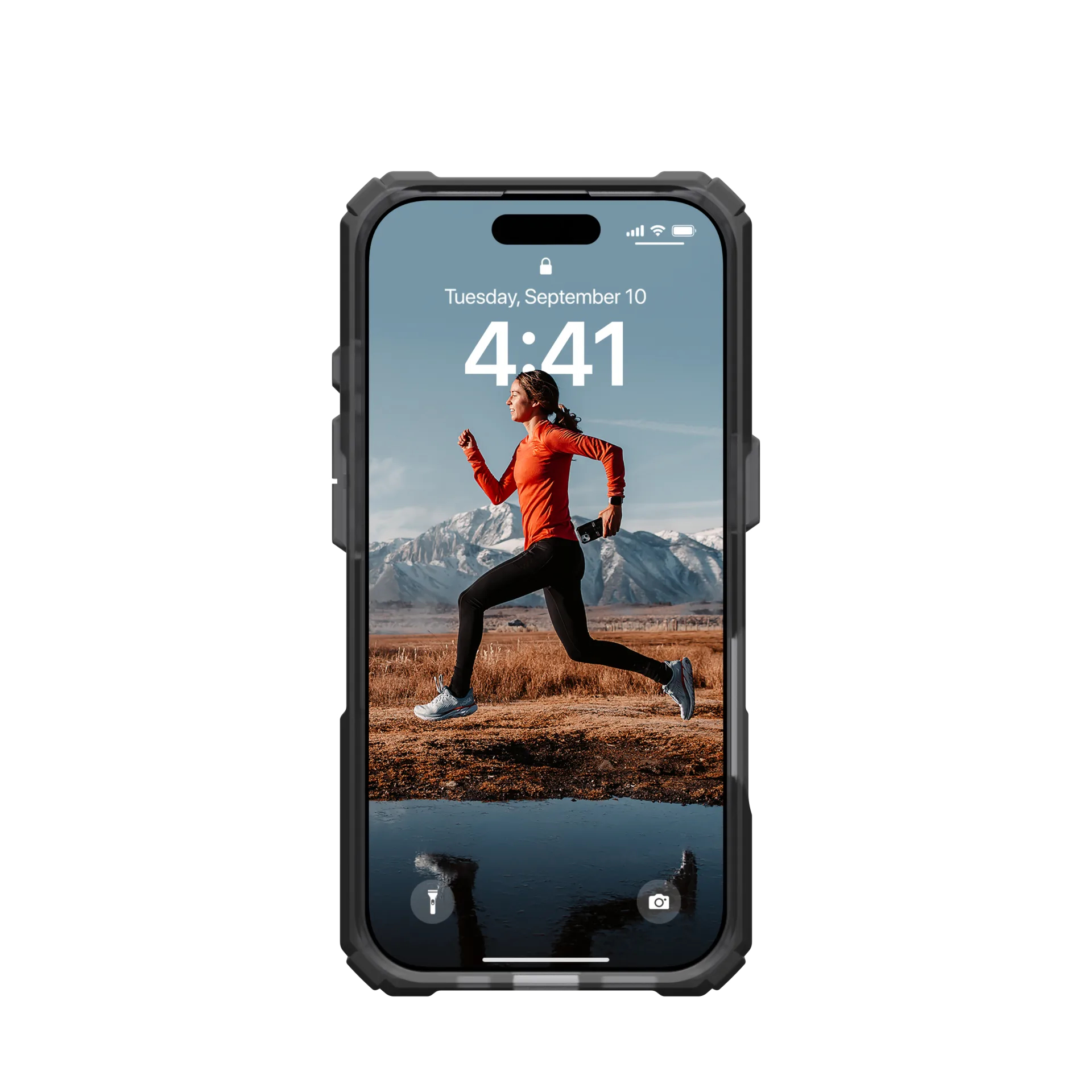 Ein Smartphone zeigt eine Frau beim Joggen vor schneebedeckten Bergen.
