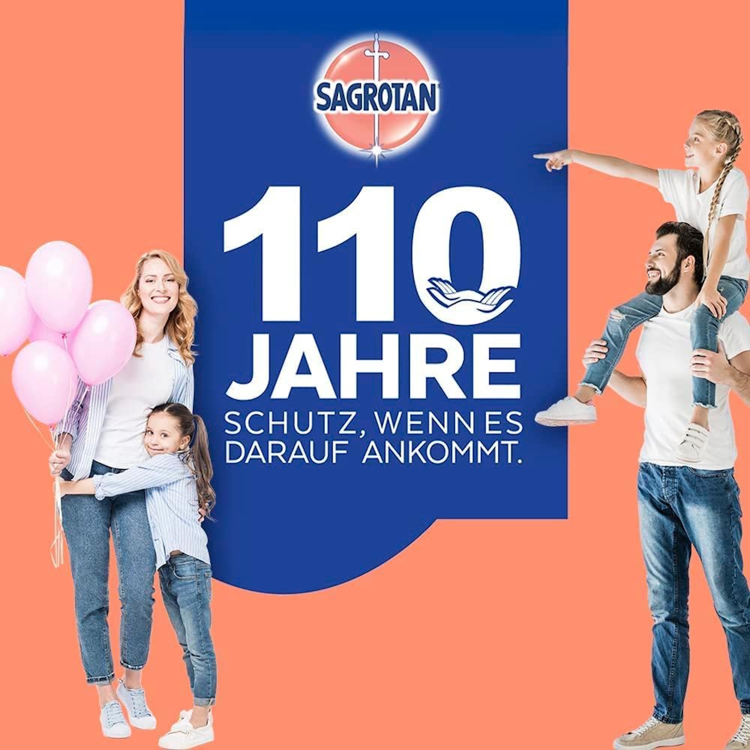 Familie feiert 110 Jahre Sagrotan mit Ballons und Text.