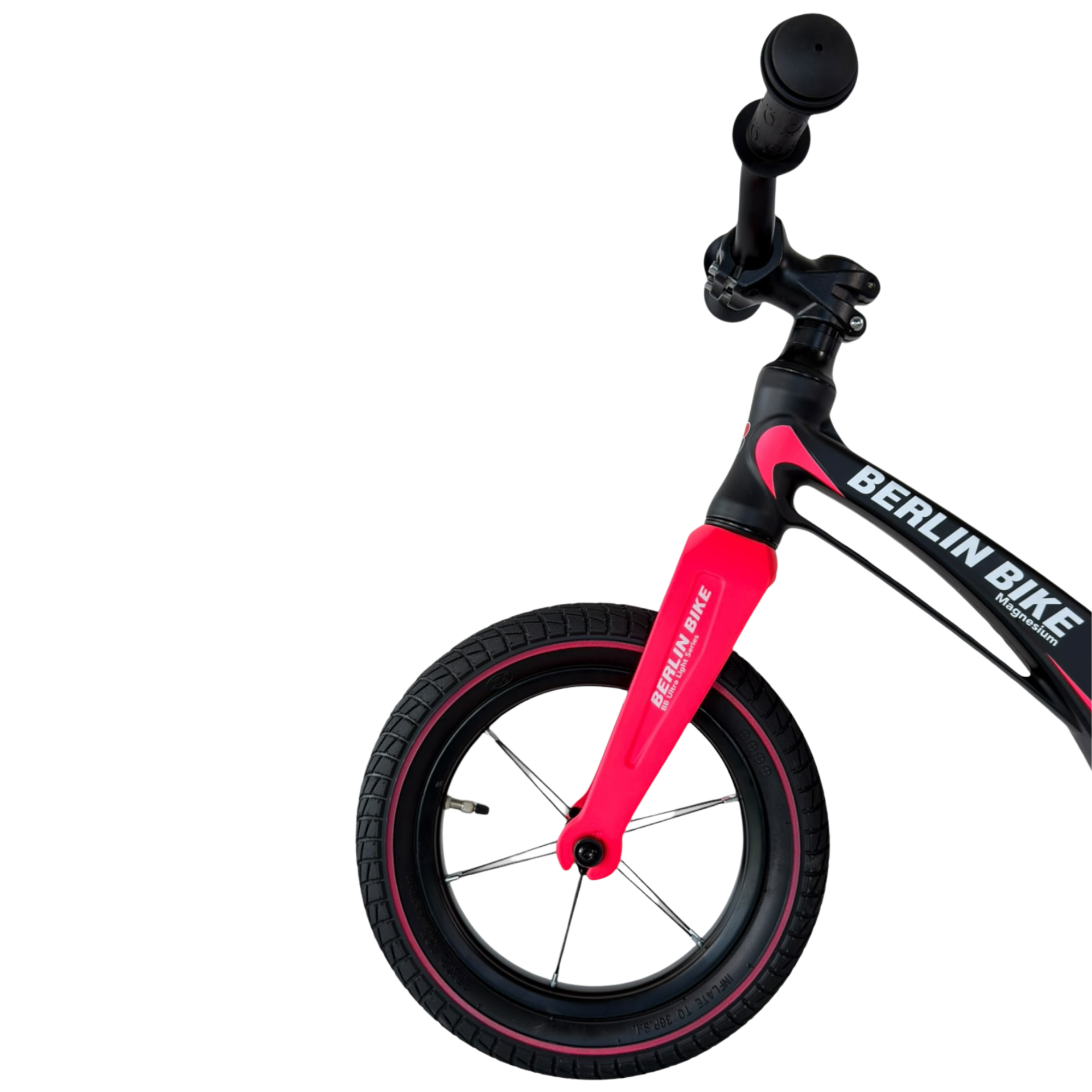 Nahaufnahme eines pinken und schwarzen Laufrads mit dem Schriftzug Berlin Bike.