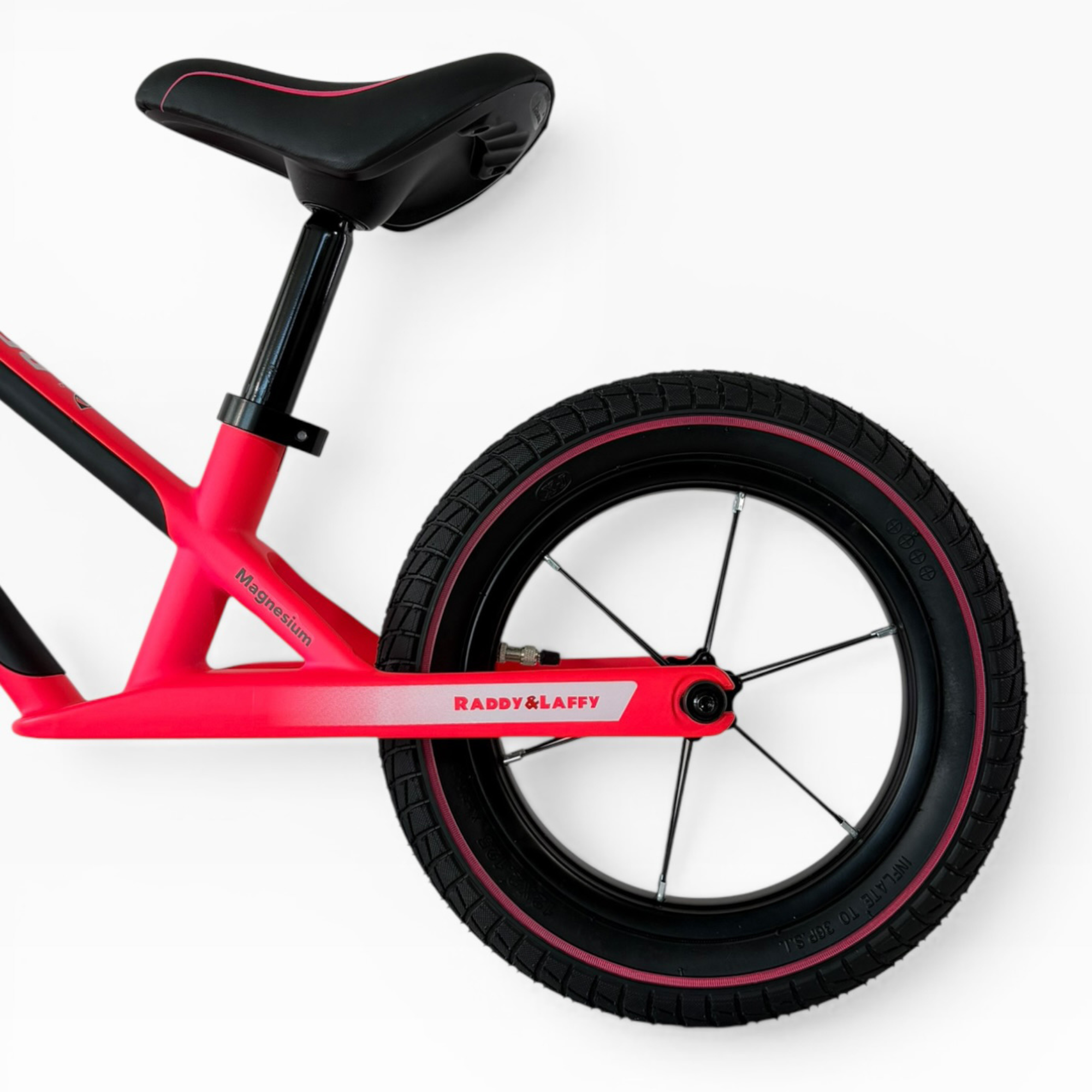 Ein rotes Fahrrad mit schwarzem Sattel und Reifen auf weißem Hintergrund.