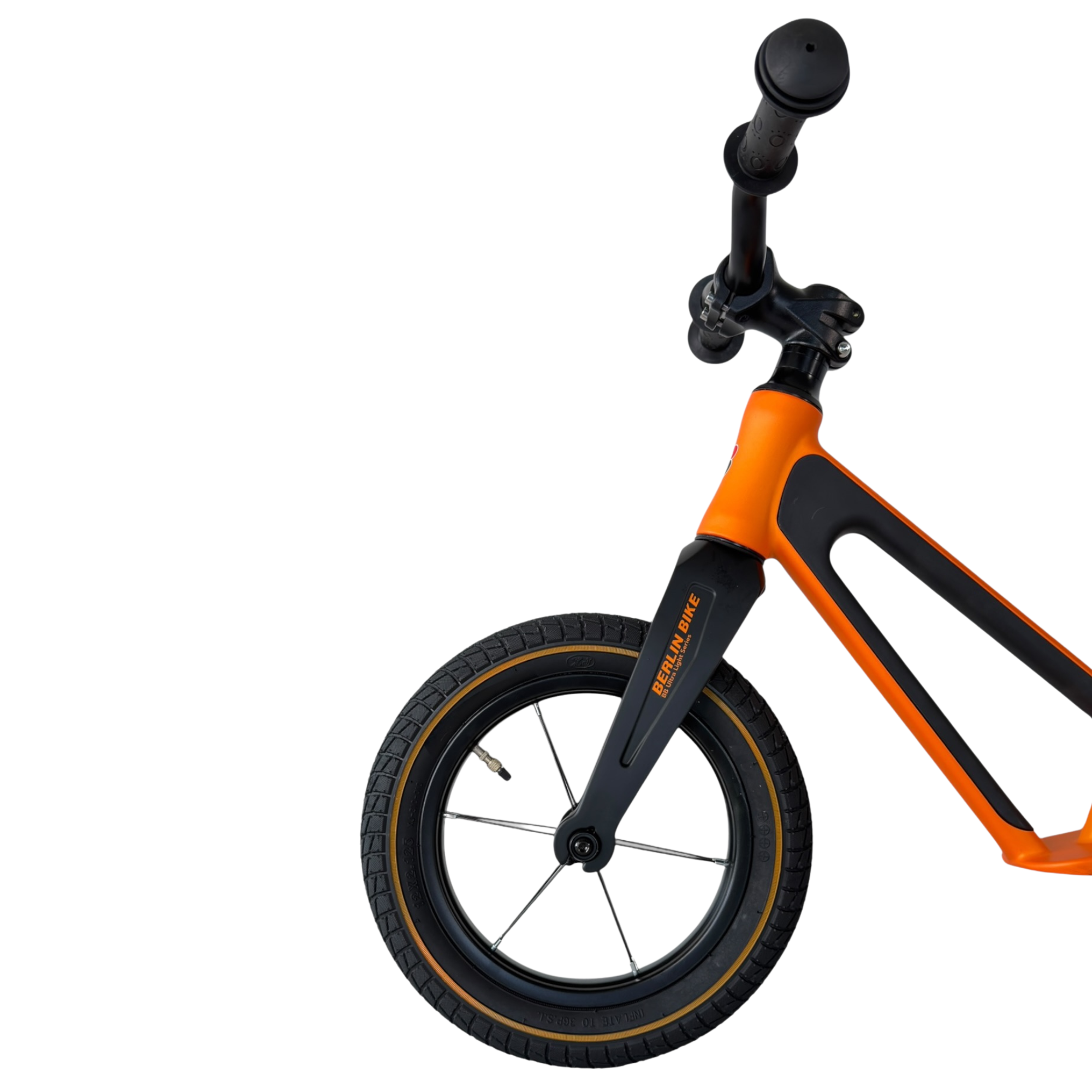 Ein orangefarbenes Kinderfahrrad mit schwarzem Lenker und Rad auf weißem Hintergrund.