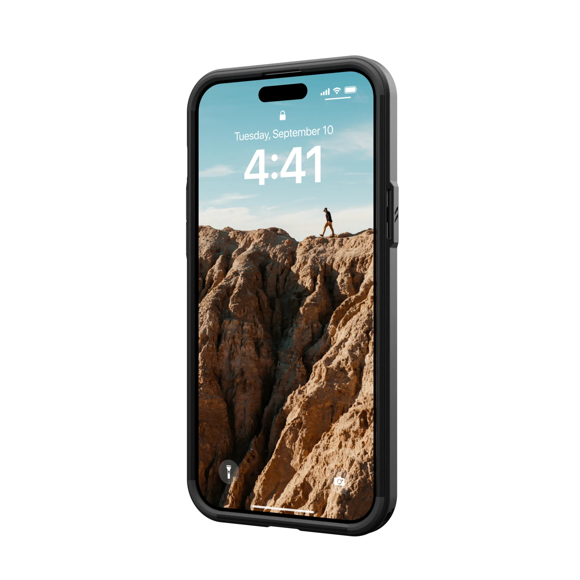 Un hombre camina por acantilados rocosos. Pantalla del teléfono muestra 4:41.
