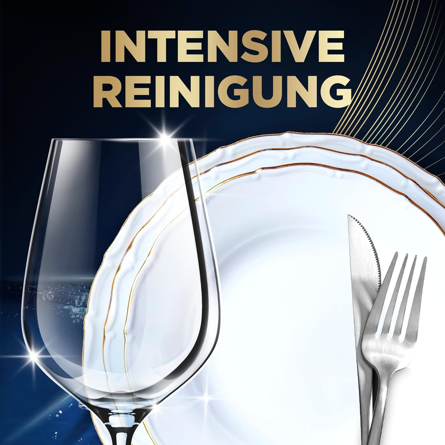 Ein Weinglas und ein Teller mit Besteck vor einem dunklen Hintergrund.
