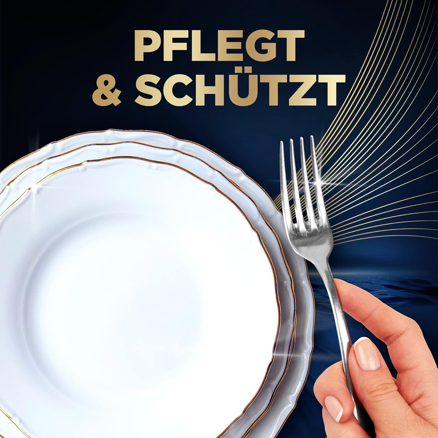 Eine Hand hält eine Gabel vor weißen Tellern mit Goldrand.