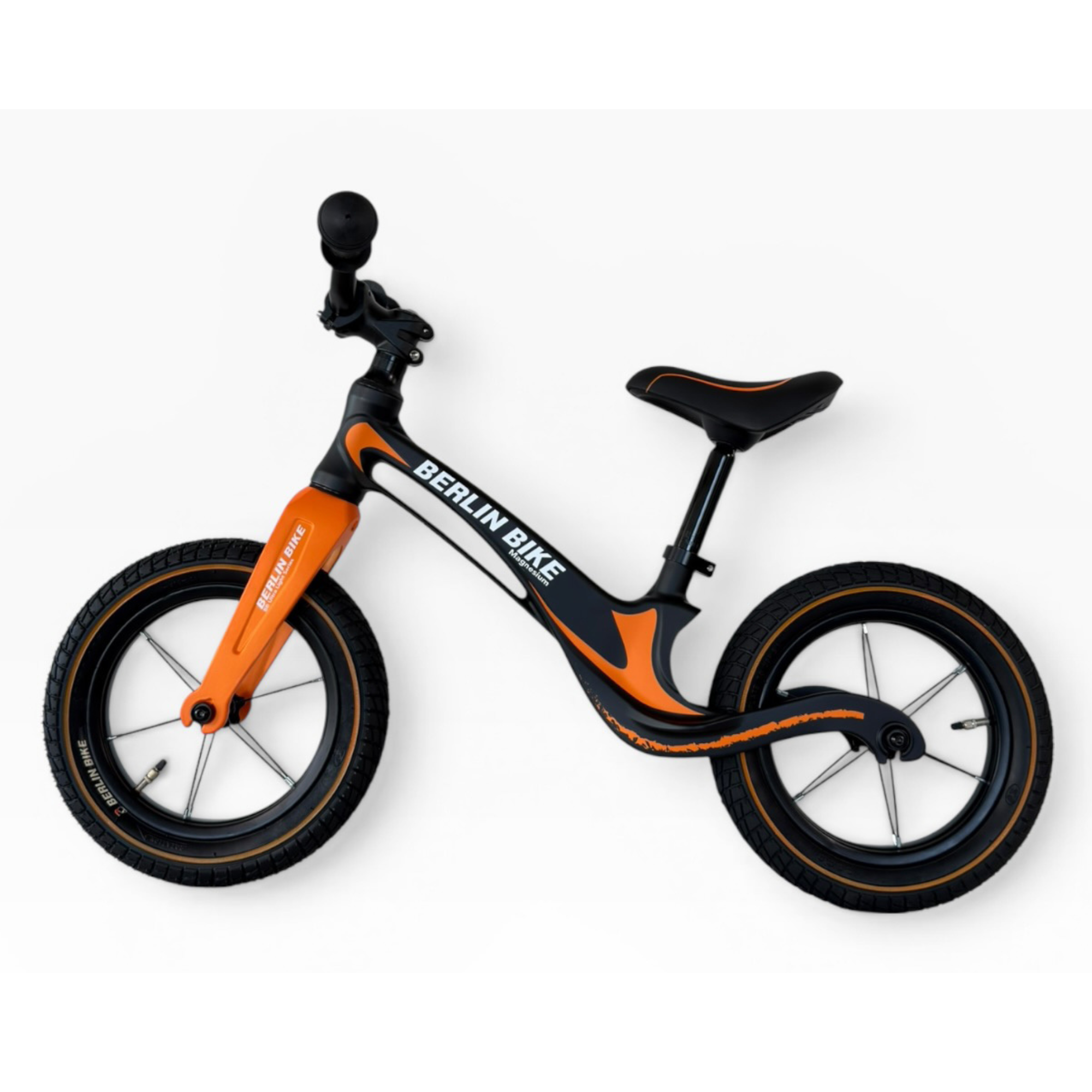 Ein schwarz-oranges Laufrad mit dem Schriftzug "BERLIN BIKE" auf weißem Hintergrund.