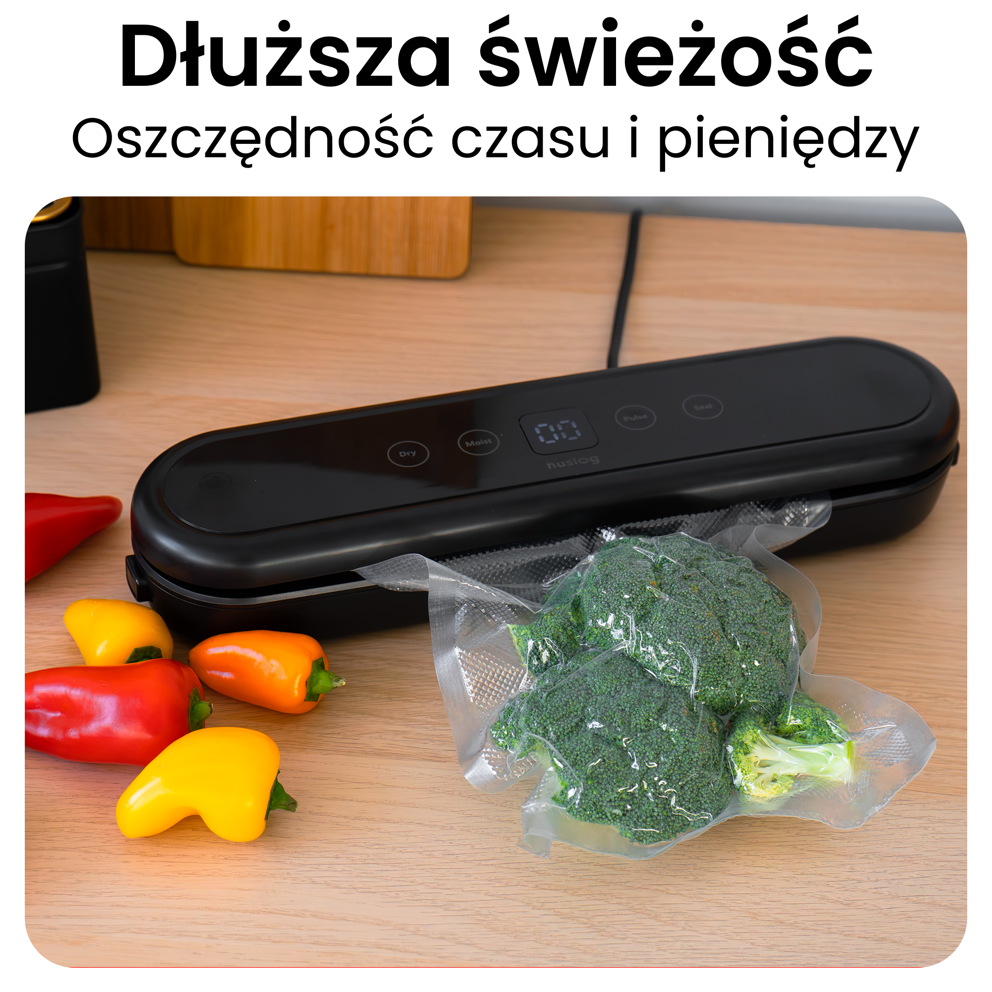 Czarna zgrzewarka próżniowa zamyka brokuły w plastiku. Obok leżą kolorowe papryki.