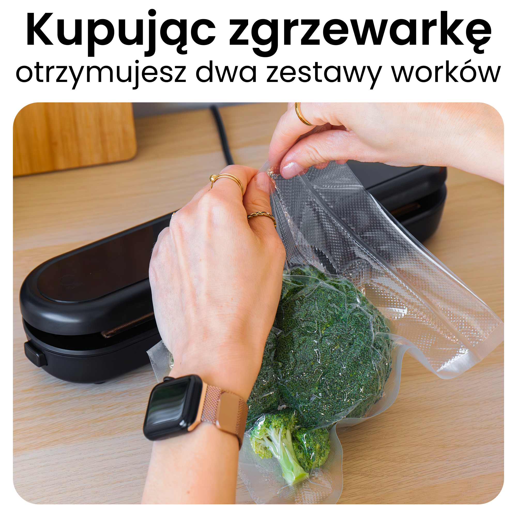 Ręce zamykają worek próżniowy z brokułami, kładąc go na urządzeniu.