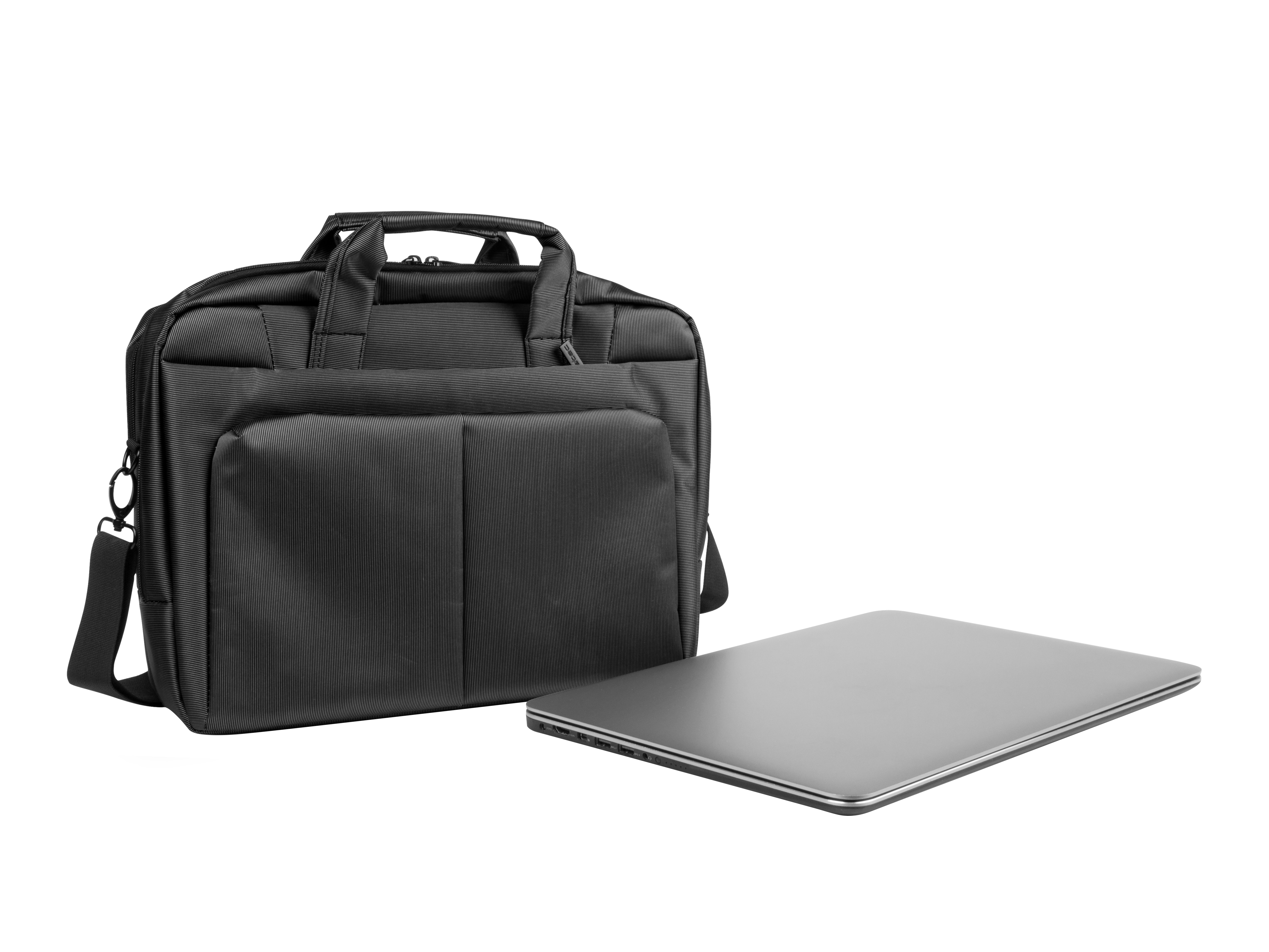 Una borsa per laptop nera accanto a un laptop argentato chiuso.