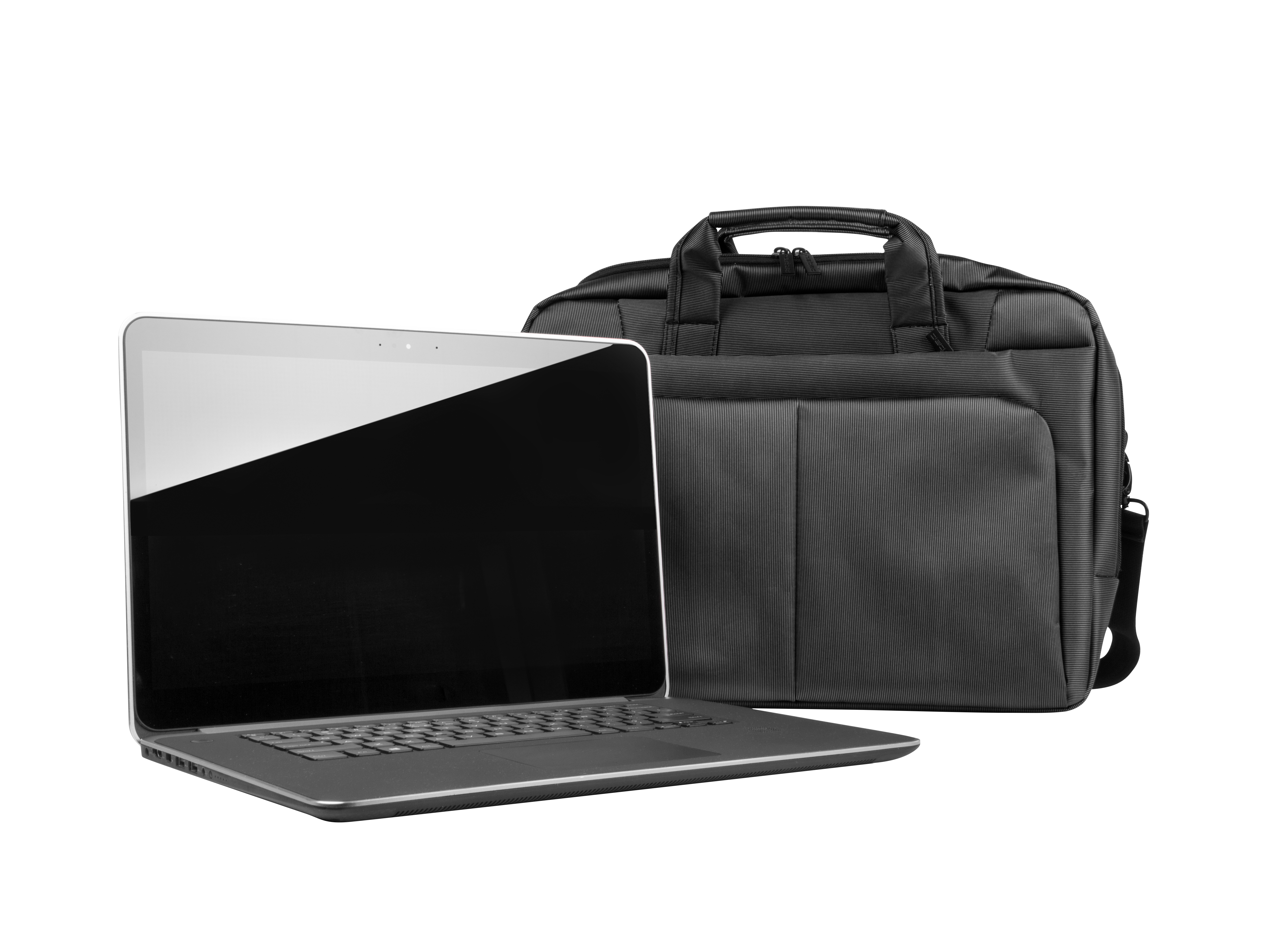 Un laptop aperto accanto a una borsa per laptop nera su sfondo bianco.