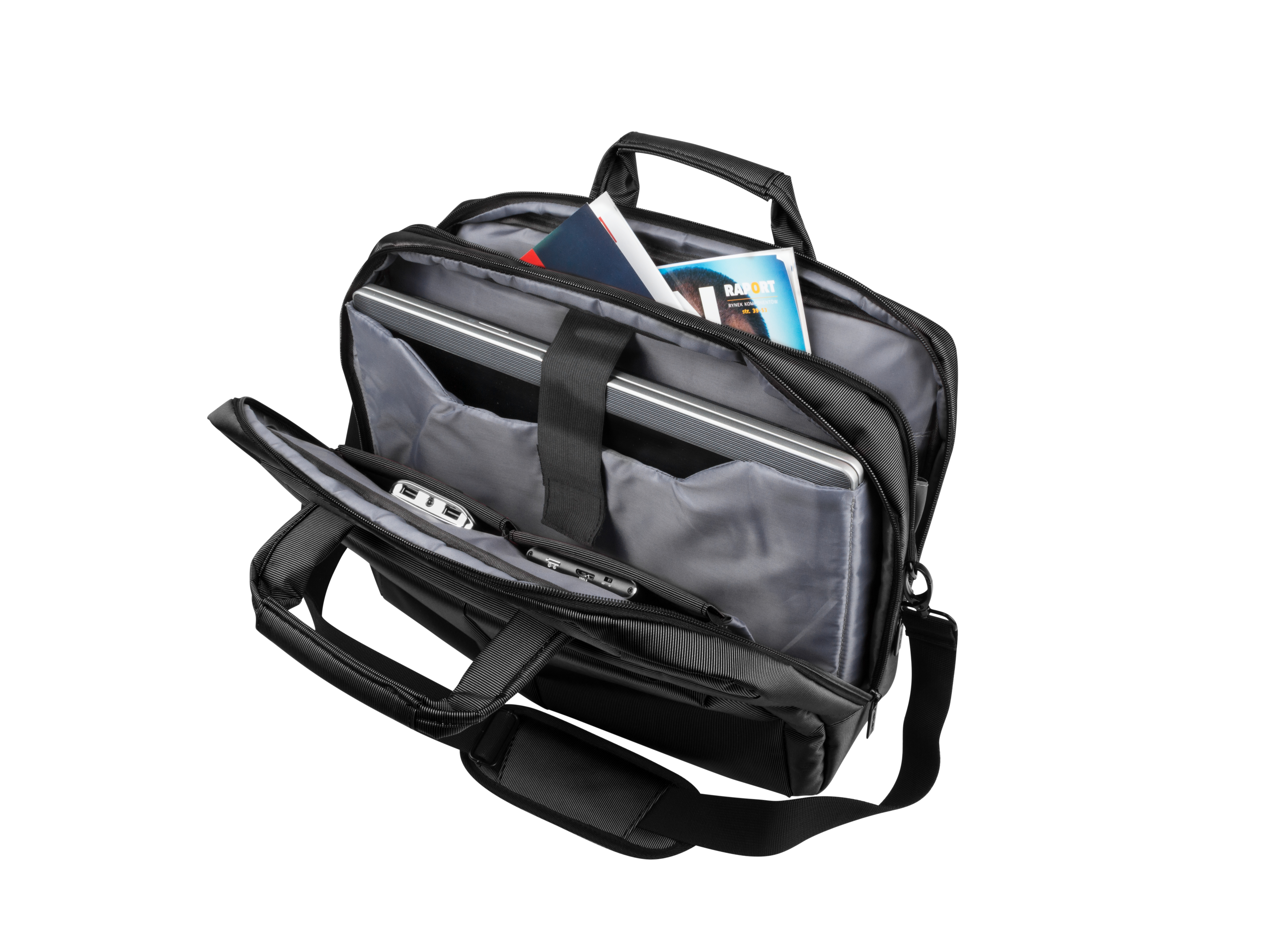 Borsa porta PC nera con laptop, libri e power bank su sfondo bianco.