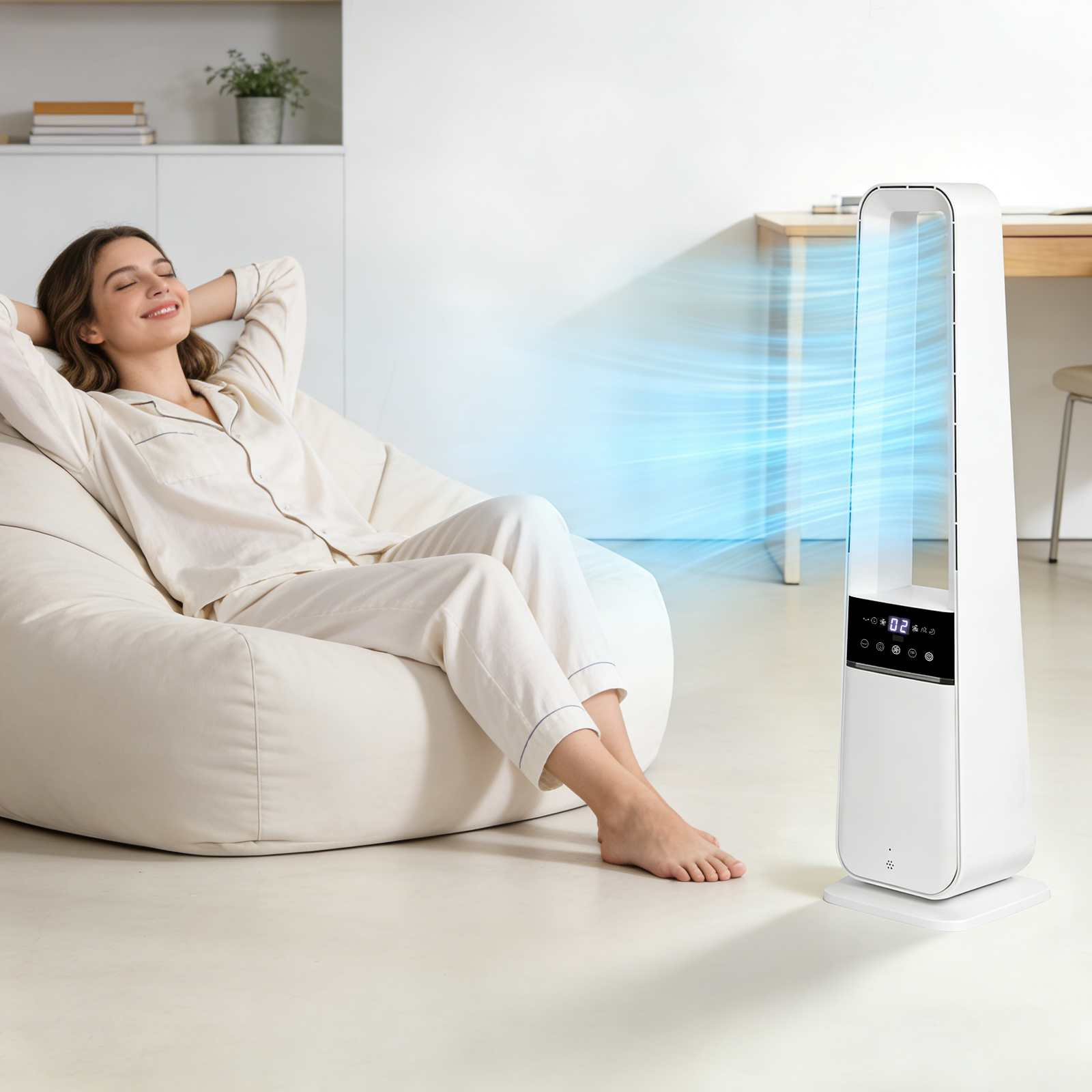 Eine Frau entspannt sich in einem Sessel, während ein Ventilator kühle Luft bläst.
