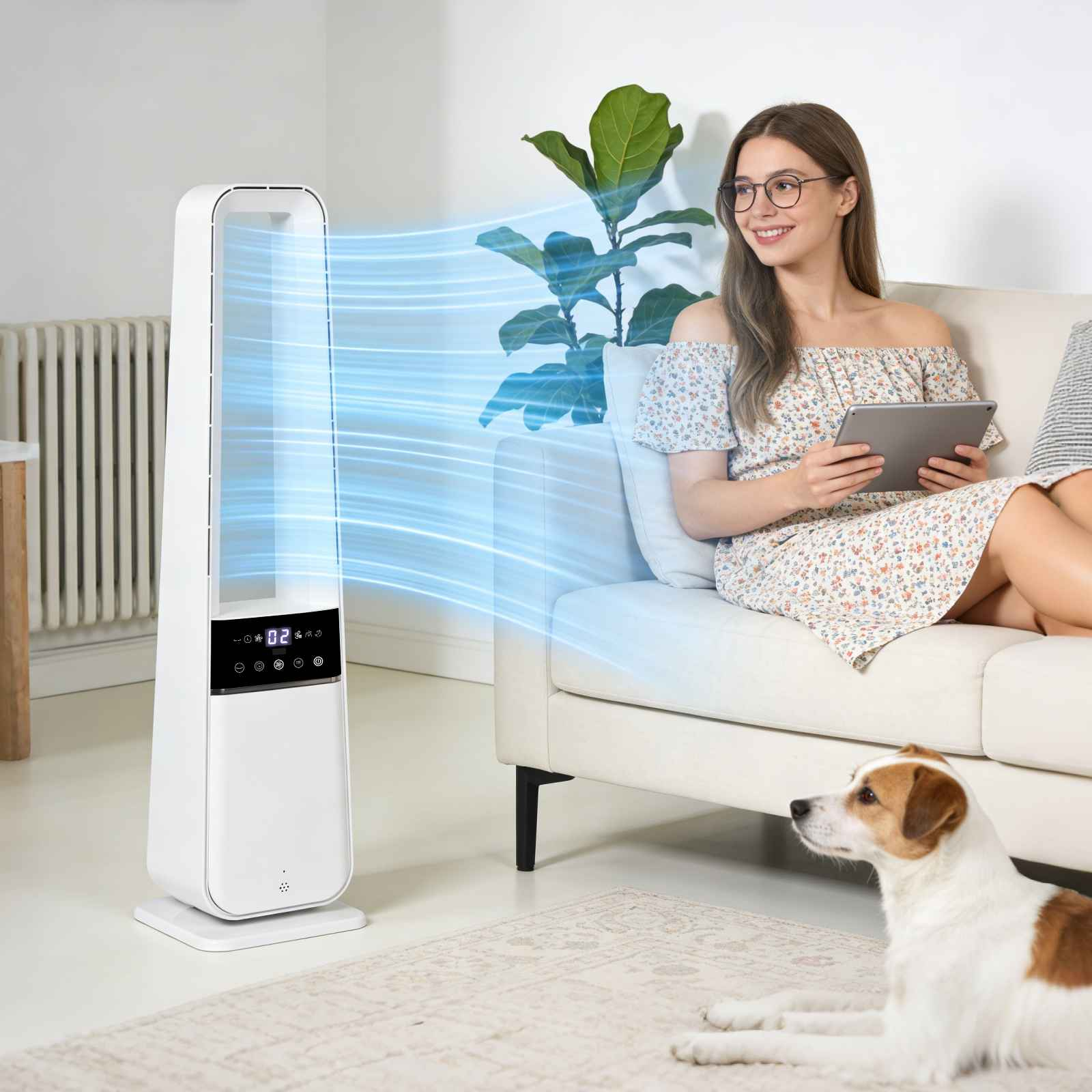 Ein weißer Turmventilator bläst Luft auf eine Frau, die auf einem Sofa sitzt und ein Tablet hält.