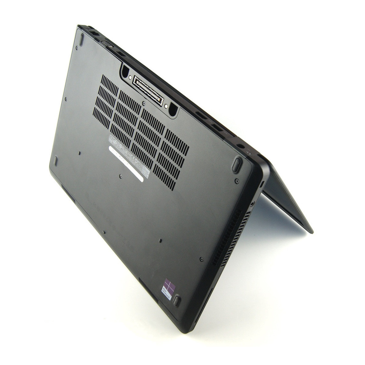 Unterseite eines schwarzen Laptops mit Lüftungsschlitzen und Anschlüssen.