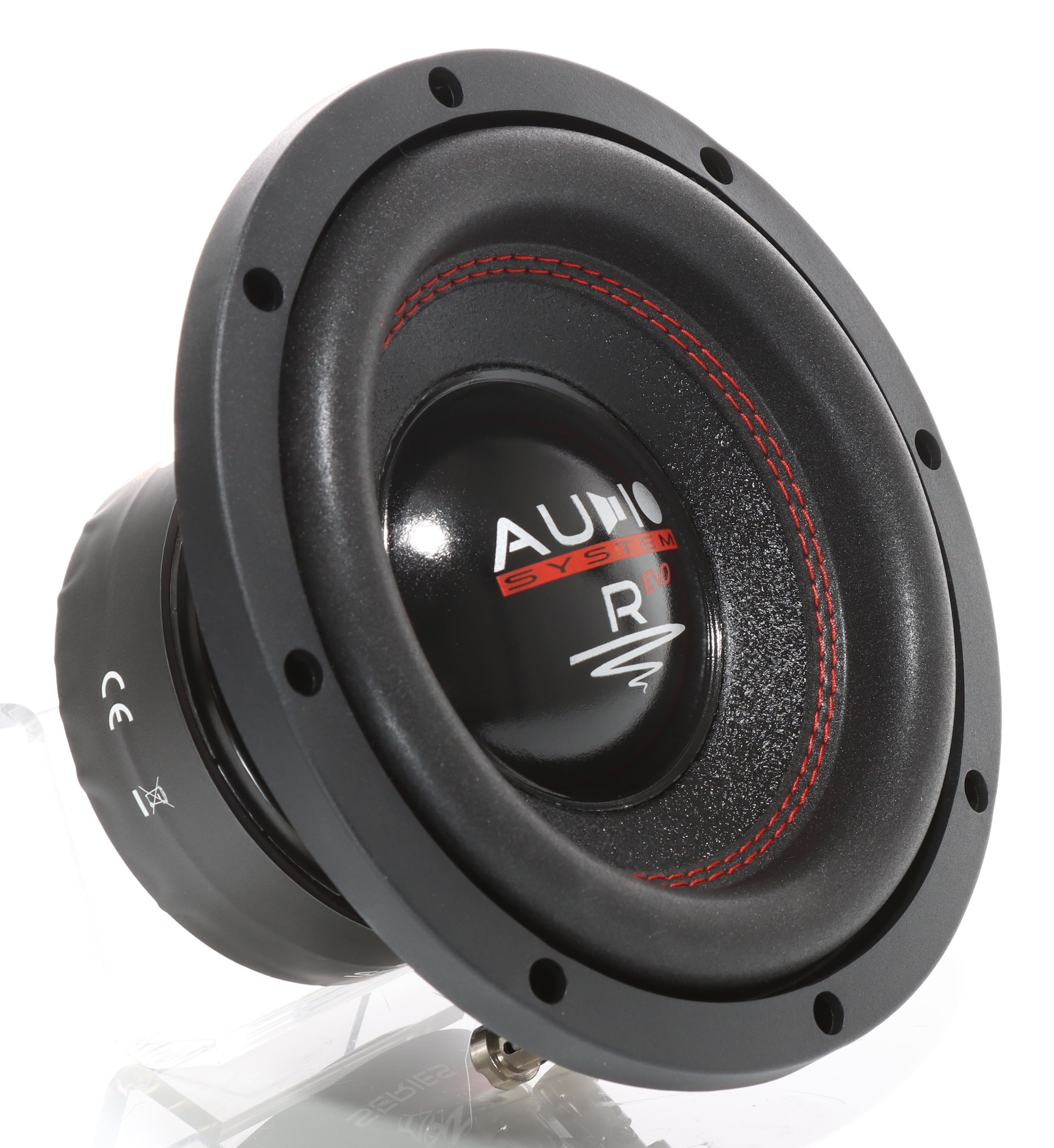 Schwarzer Subwoofer mit roten Nähten und "AUDIO SYSTEM" Logo.