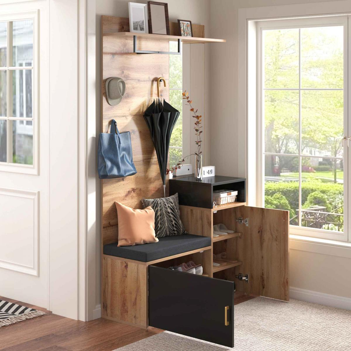 Flurgarderobe mit Sitzbank, Haken für Hut und Tasche, Regalen und Schuhschrank.