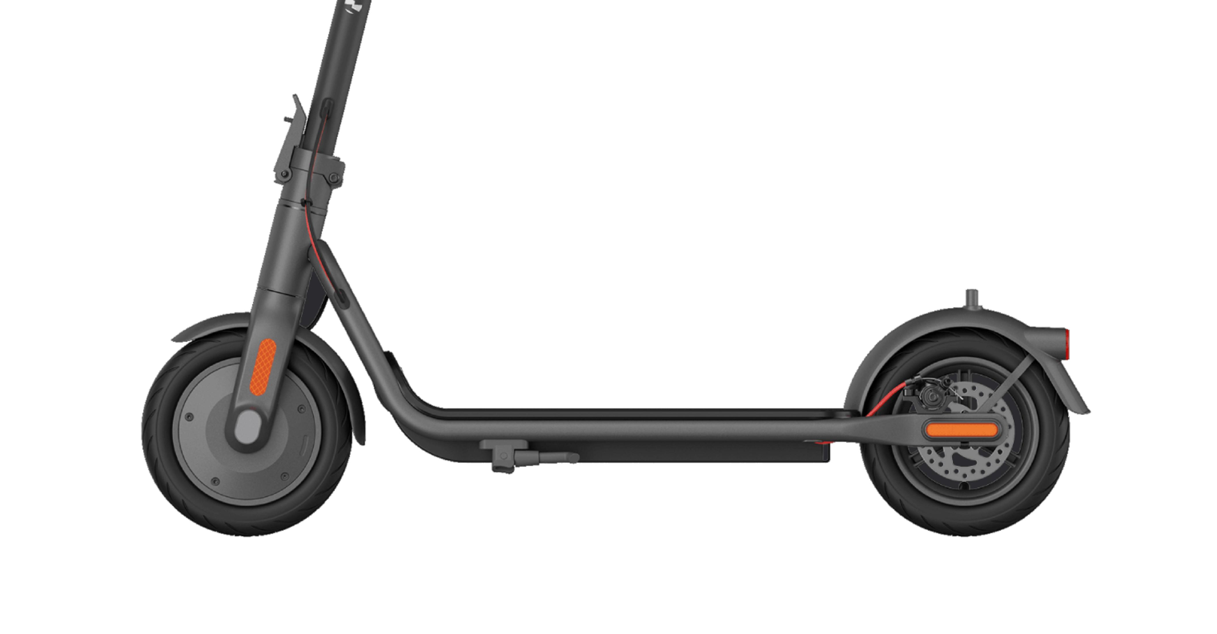 Un detalle de patinete eléctrico oscuro y plegable que muestra ruedas, frenos y manillar.