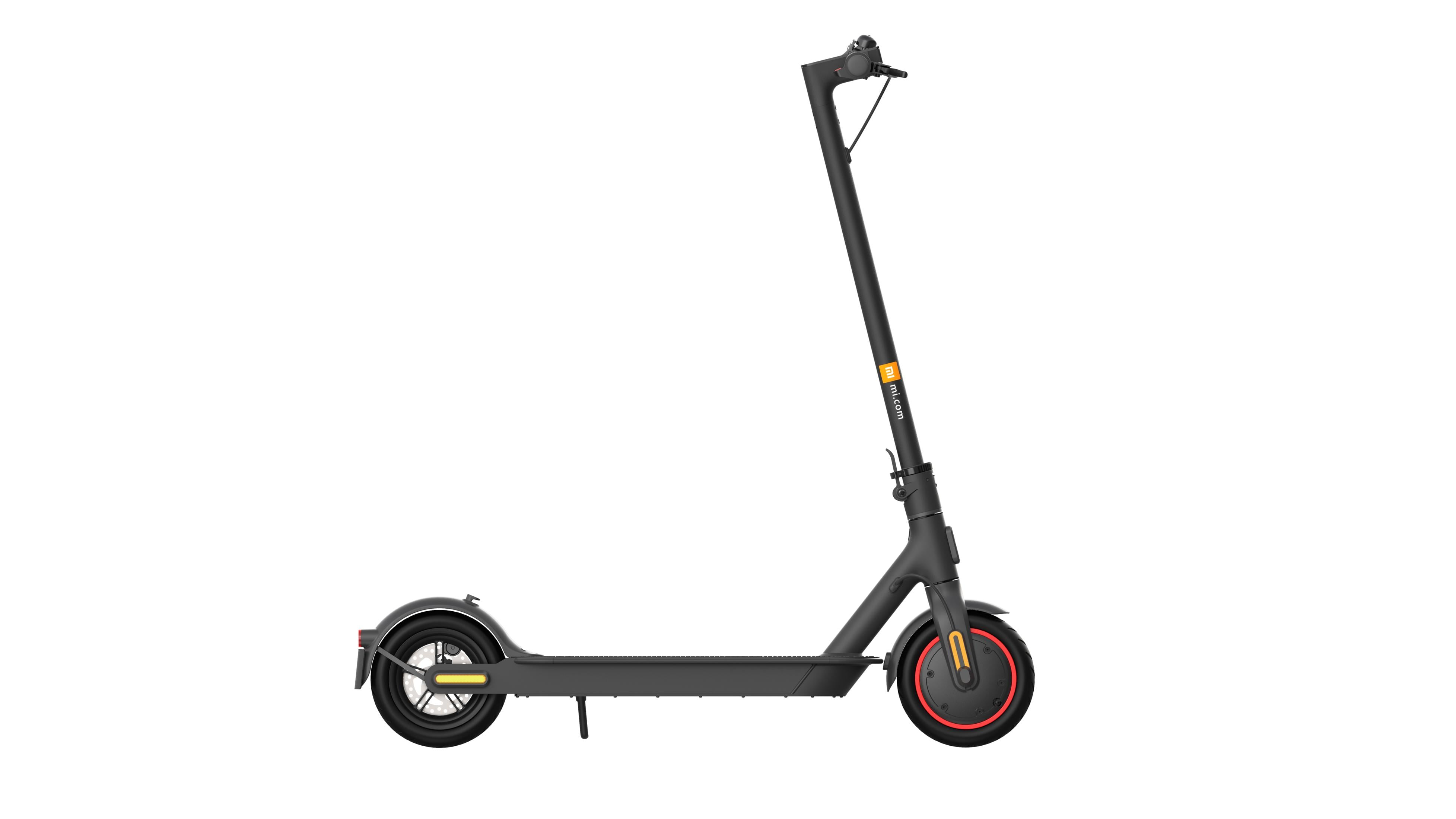 Uno scooter elettrico nero con accenti rossi sulle ruote.