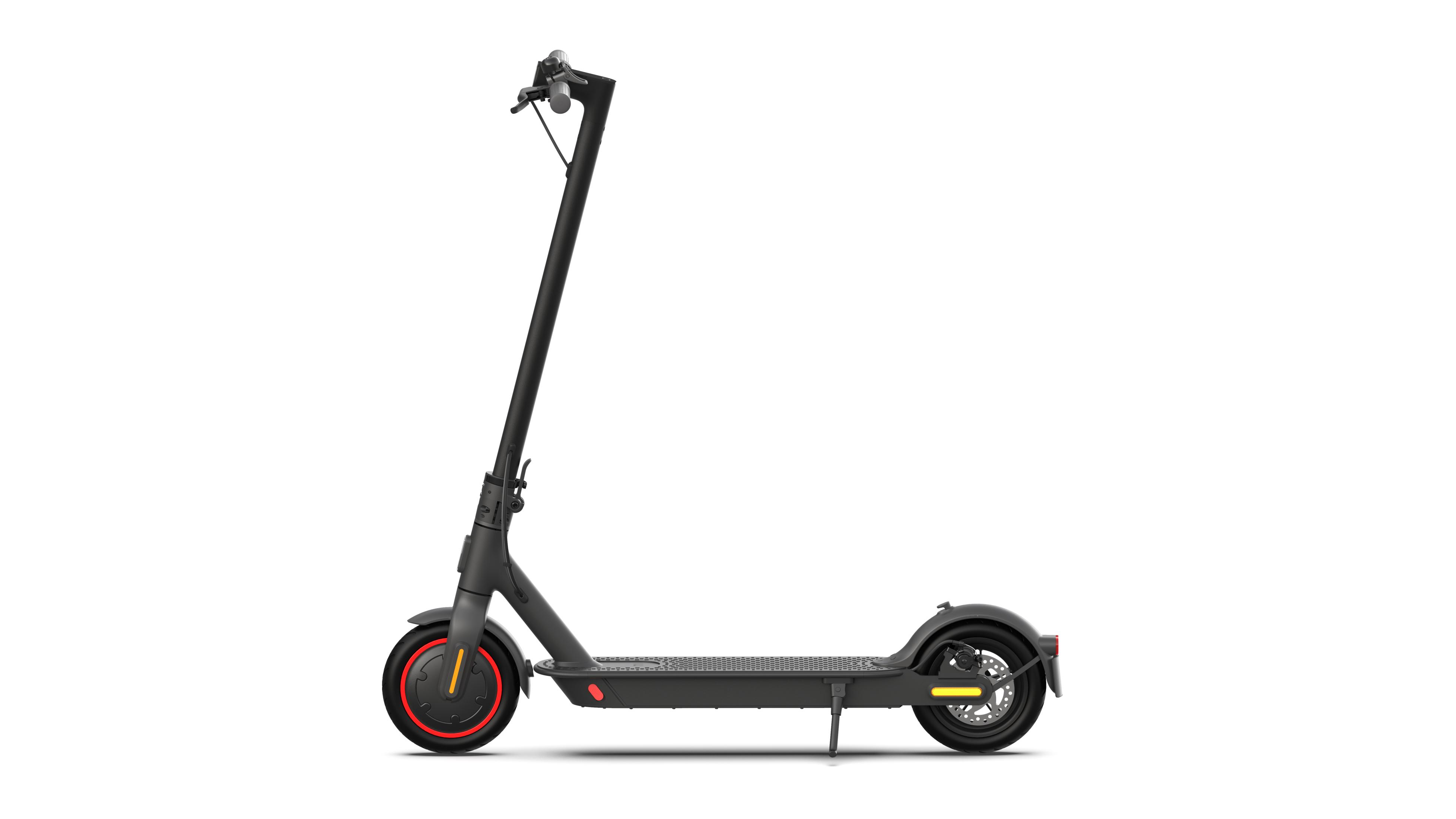 Uno scooter elettrico nero con accenti rossi sulle ruote.