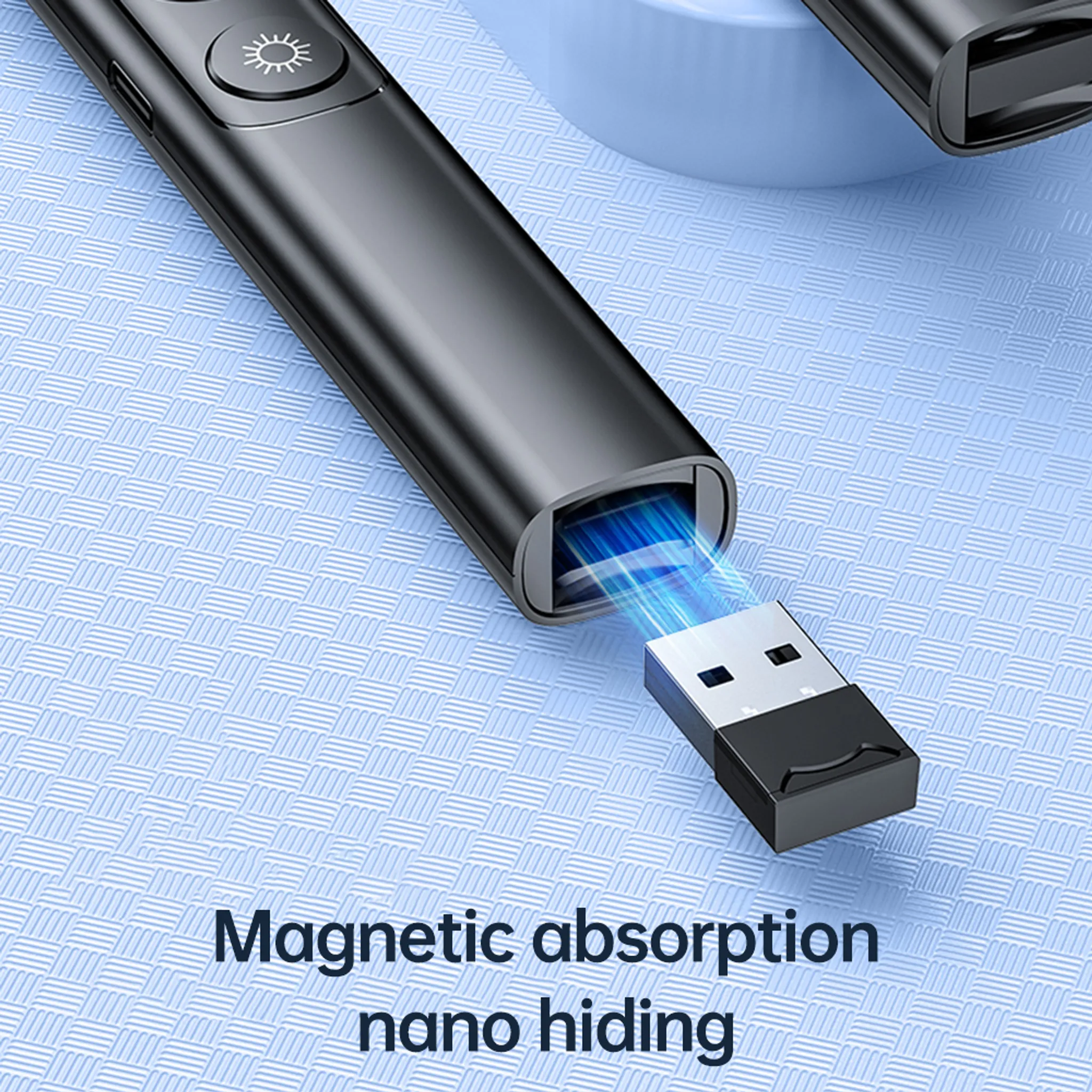 Schwarzer Presenter steckt USB-Empfänger ein. Blauer Lichtschein vom Ende.