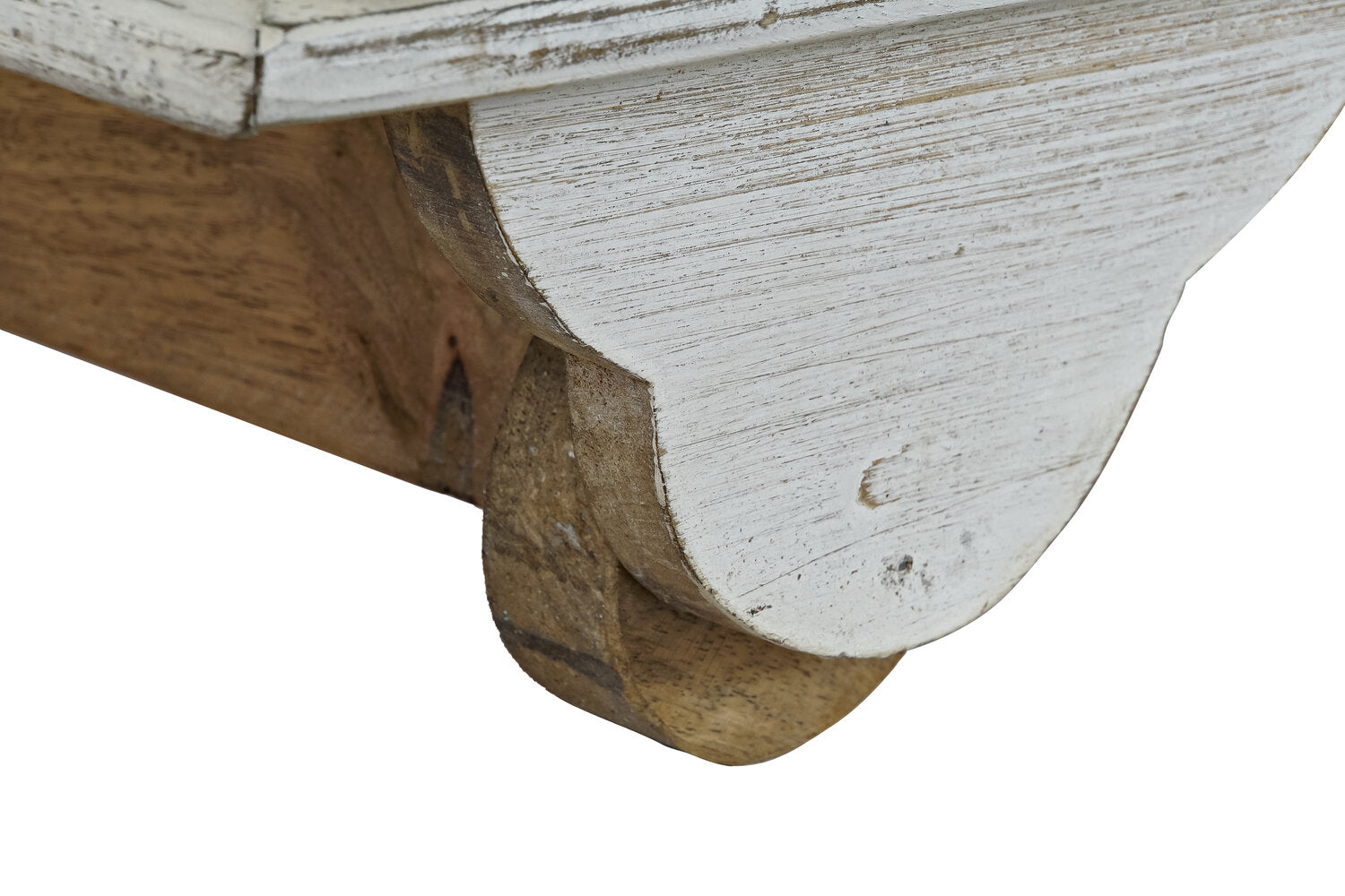 Holzdetail mit weißer Patina und abgerundeten Kanten.