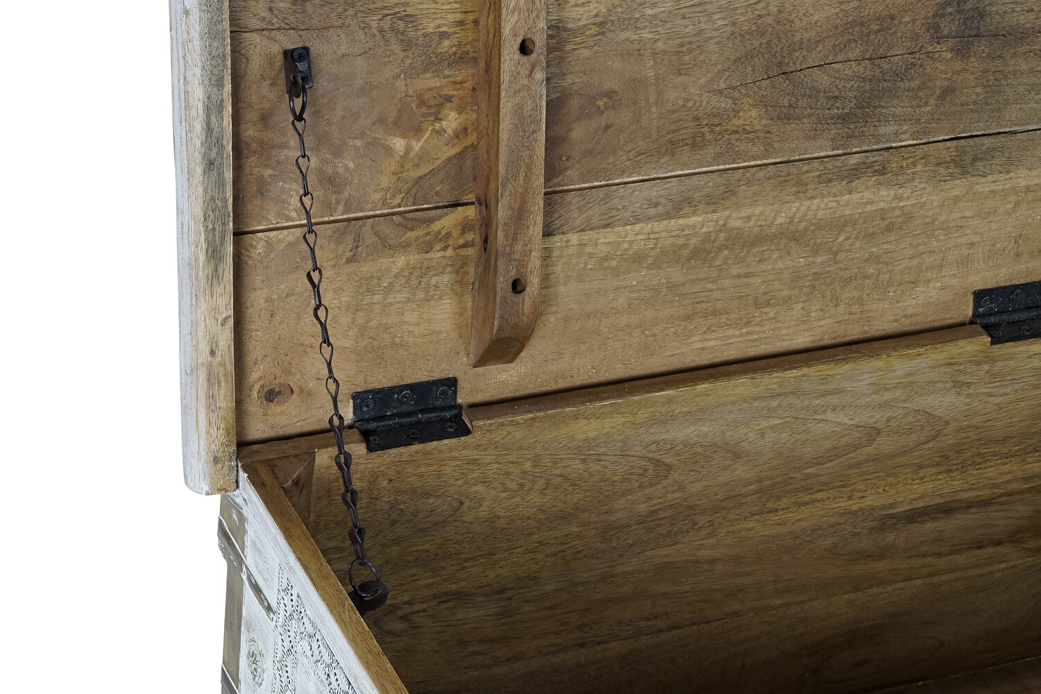 Eine offene Holztruhe mit Metallscharnieren und einer Kette.