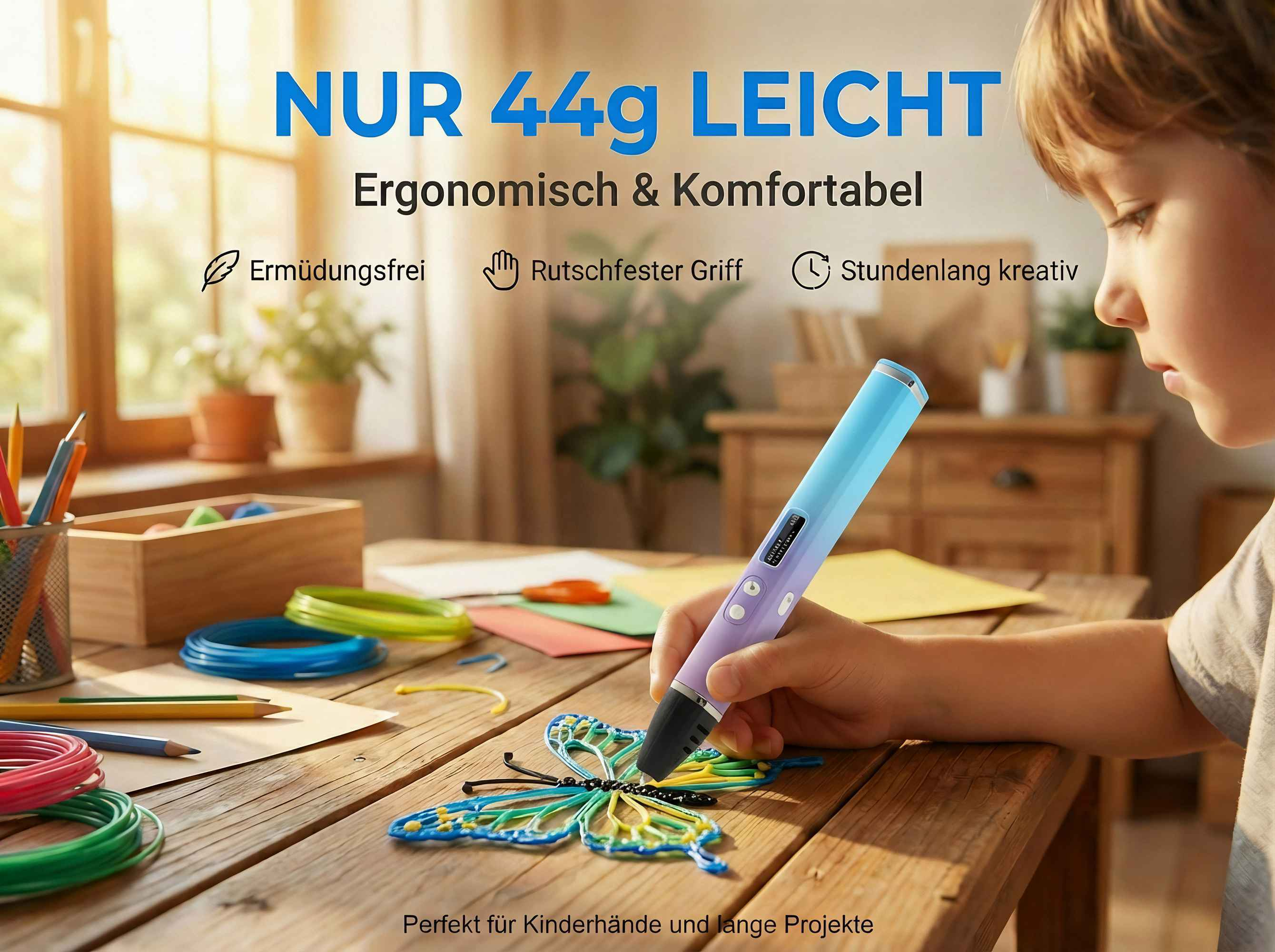 Ein Kind benutzt einen lila-blauen 3D-Stift, um einen bunten Schmetterling auf Holz zu erstellen.