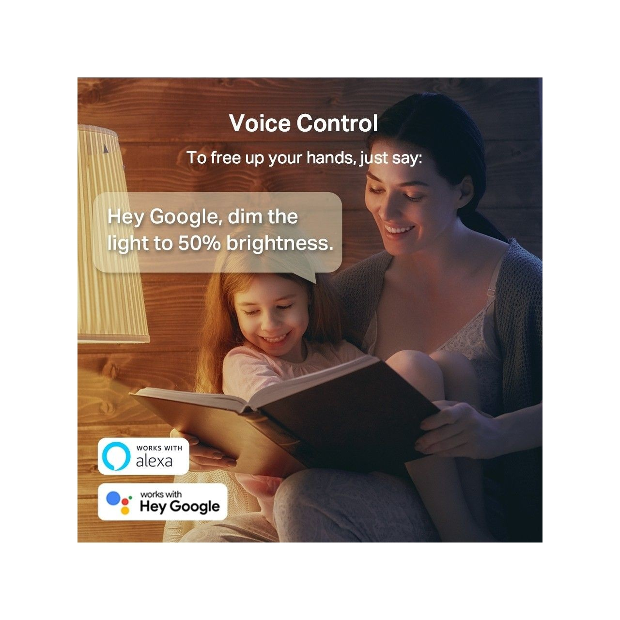 Moeder en kind lezen een boek, spraakbesturing met Alexa en Google.
