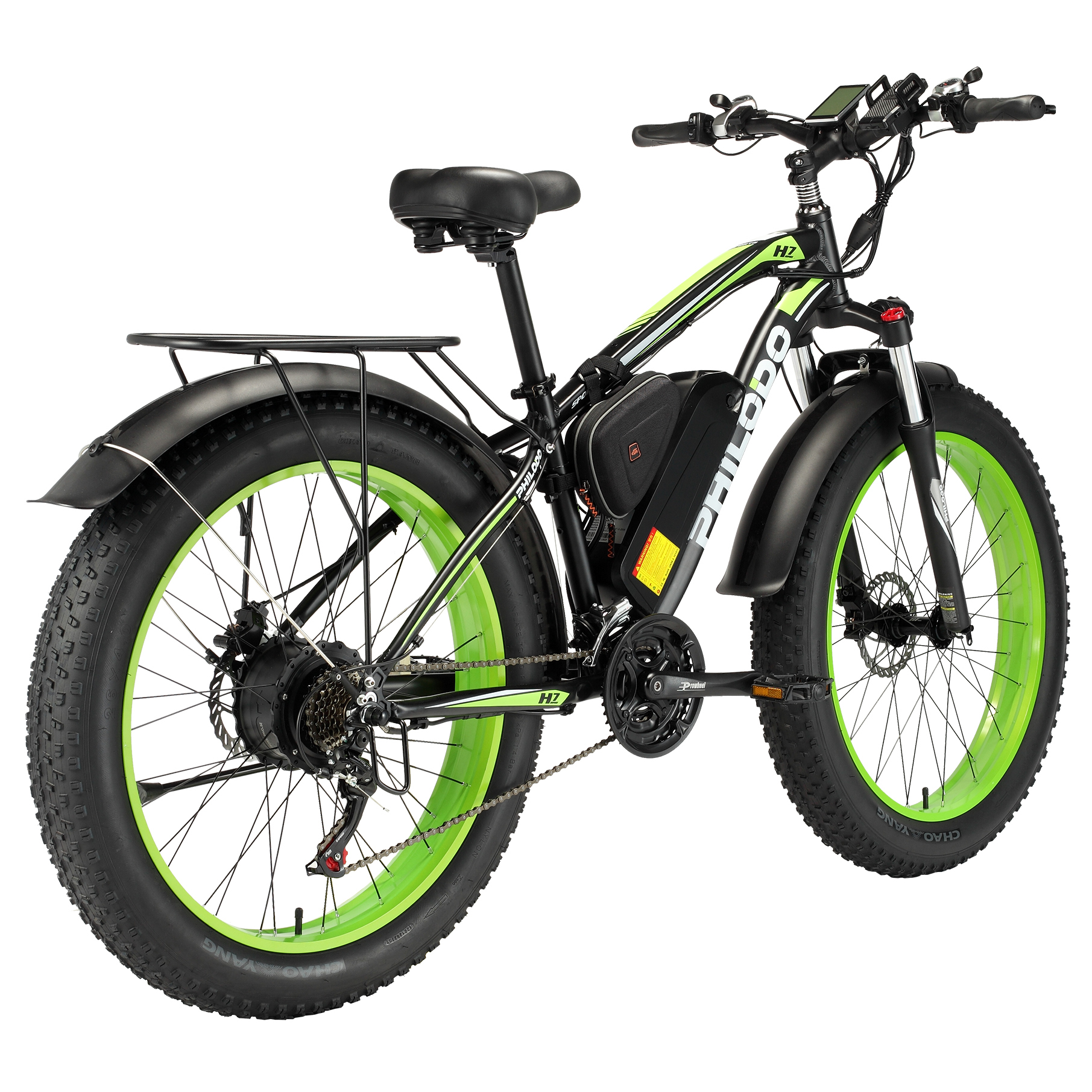 Czarny rower elektryczny typu fatbike z zielonymi obręczami, bagażnikiem i baterią.