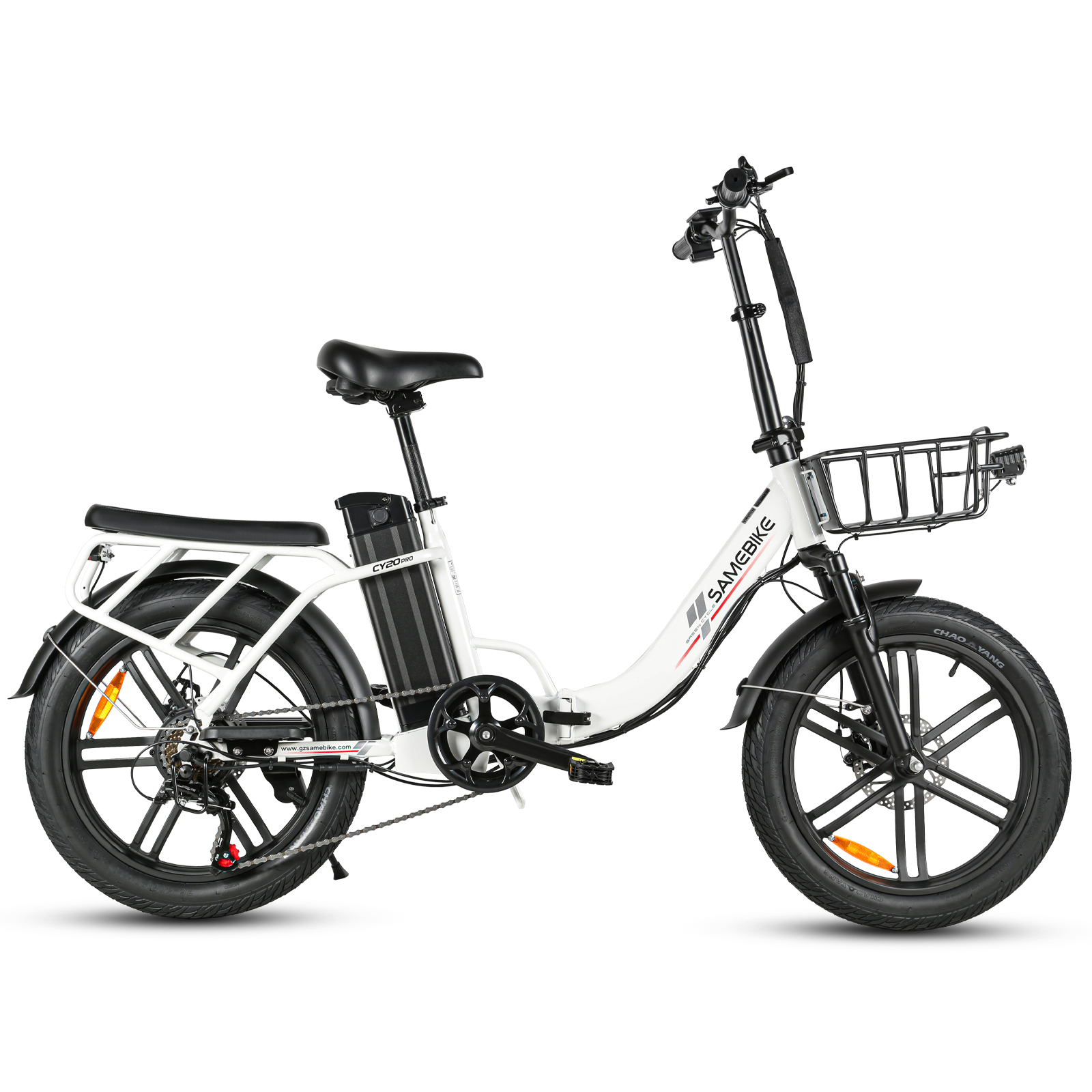 Biały rower elektryczny z czarnym koszem, siodełkiem i oponami. Posiada baterię i biegi.