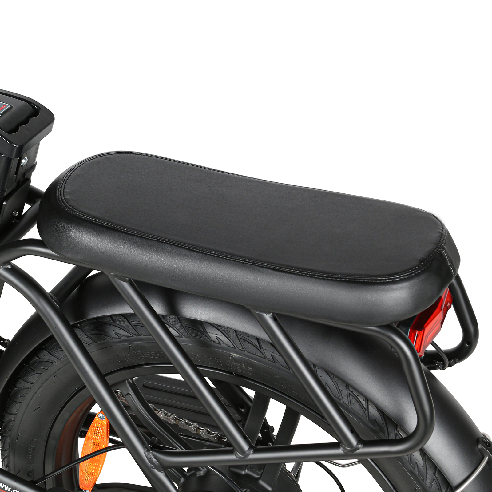 Czarny fotel rowerowy z bagażnikiem, oponą i światłem tylnym.