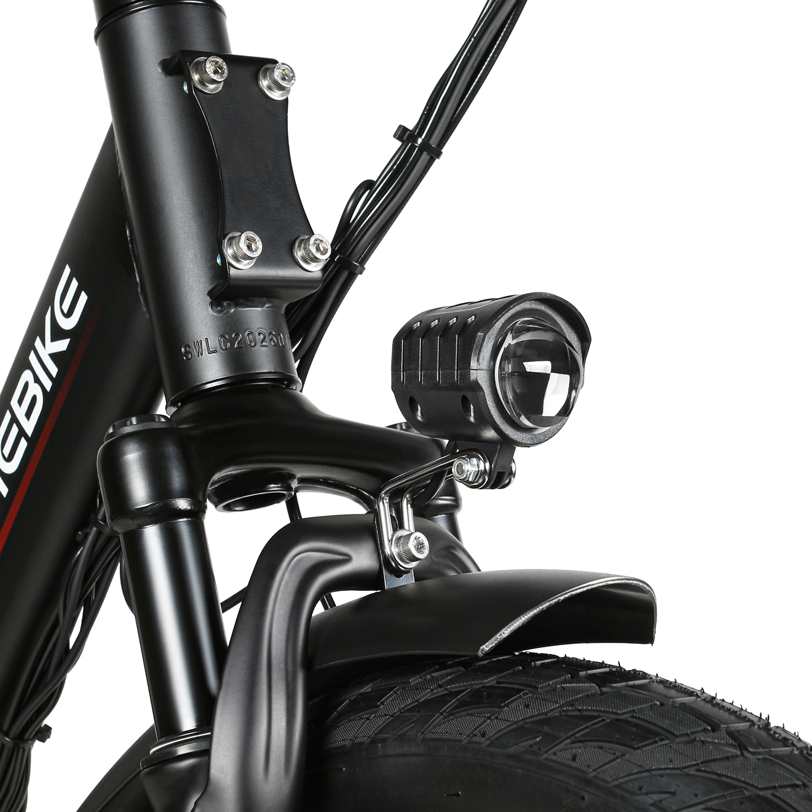 Widok z przodu czarnego roweru elektrycznego, pokazujący światło, błotnik i koło.