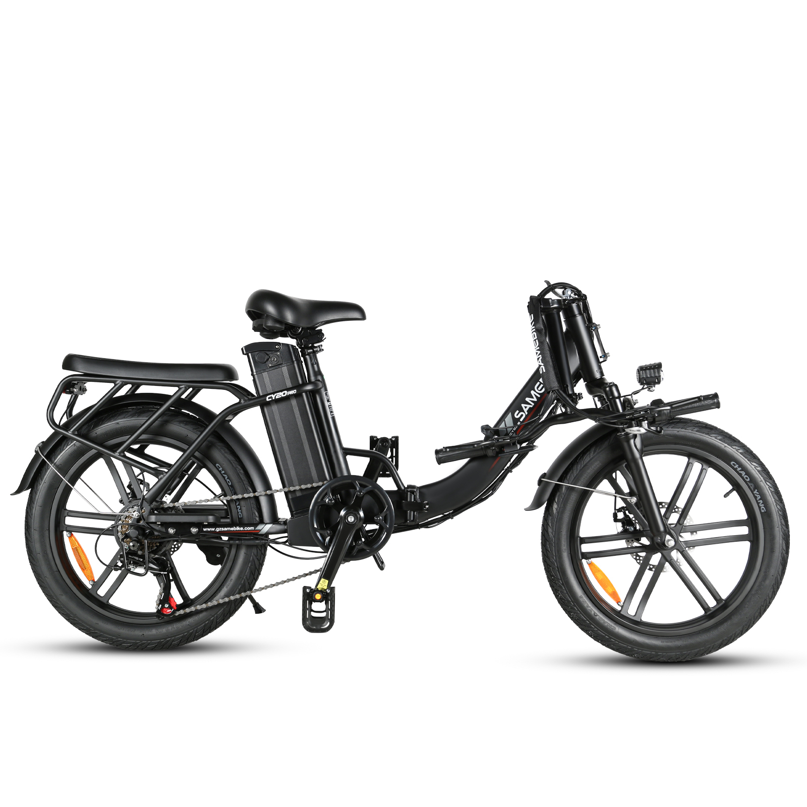 Czarny składany rower elektryczny z bagażnikiem, siedzeniem i oponami.