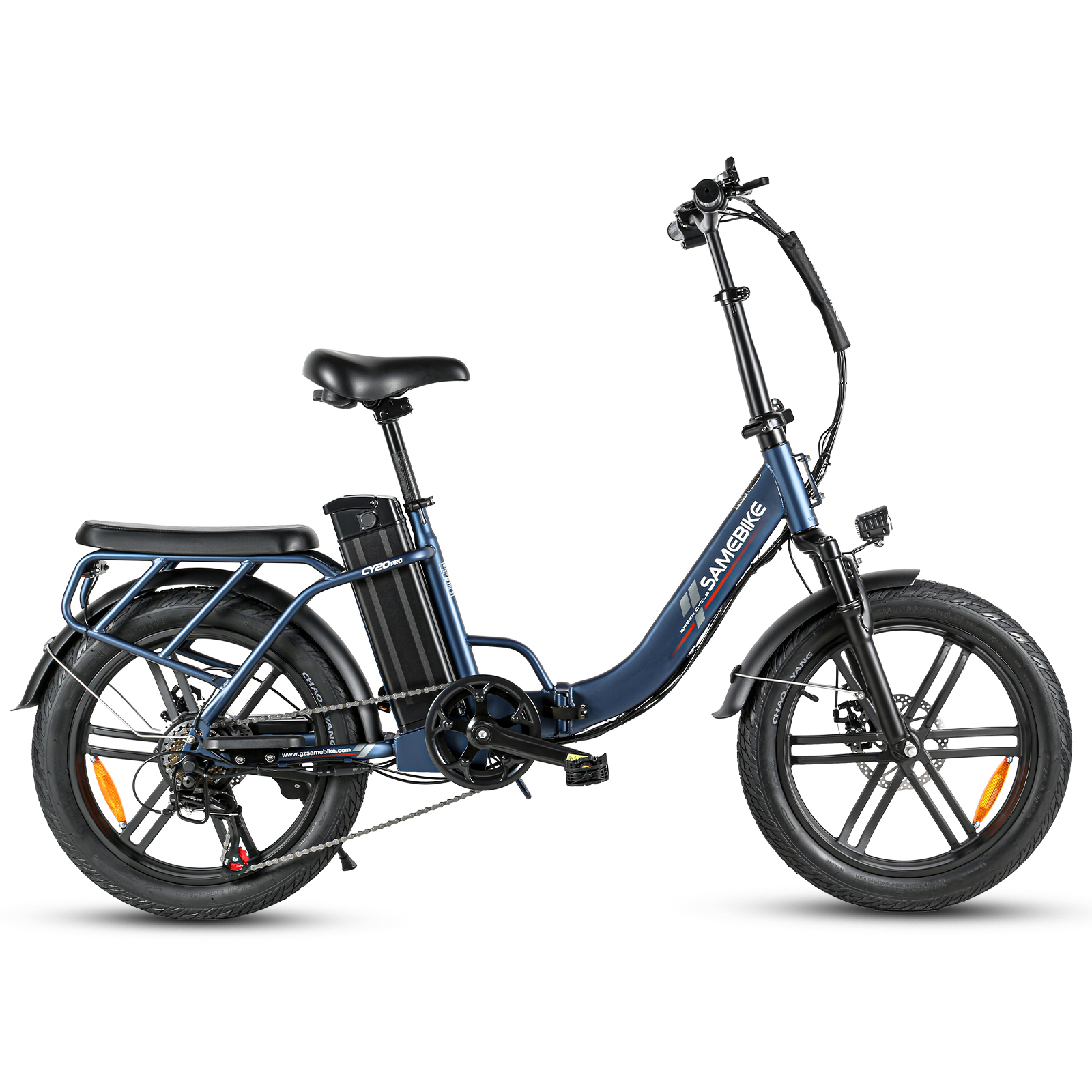 Niebieski rower składany z czarnym siodełkiem, bagażnikiem i kołami.