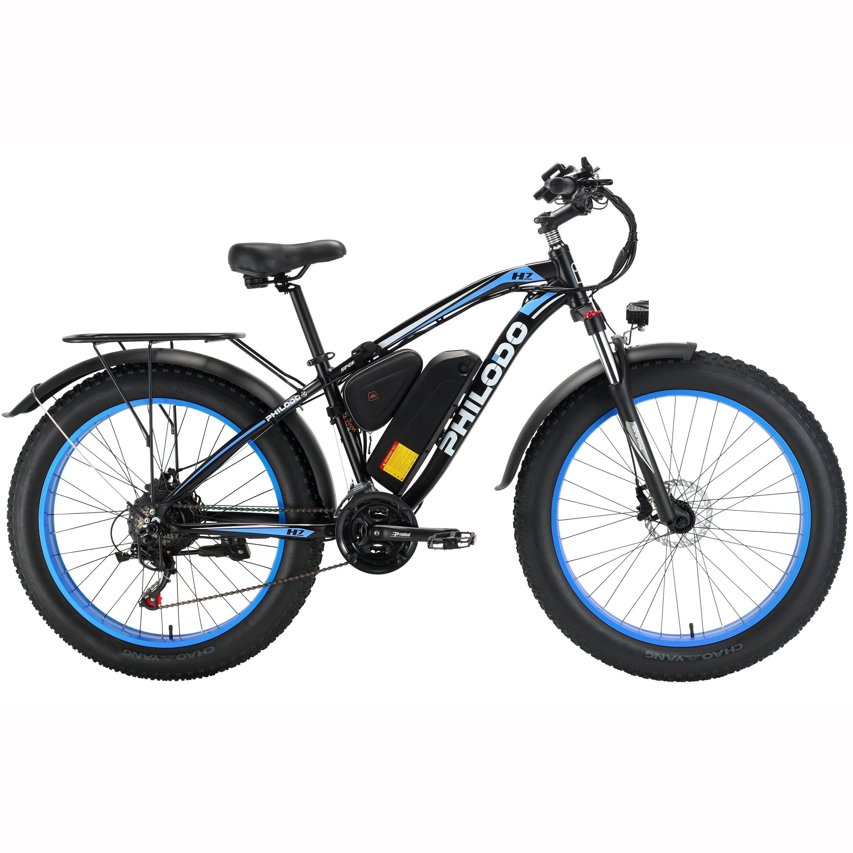 Czarny rower elektryczny fatbike z niebieskimi obręczami, bagażnikiem i baterią.